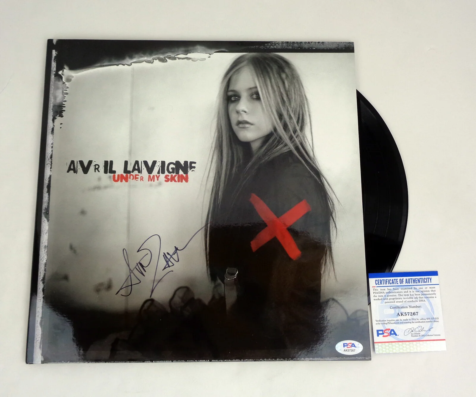 Avril Lavigne — Avril Lavigne Signed Autograph Under My Skin Vinyl Record Album PSA/DNA COA