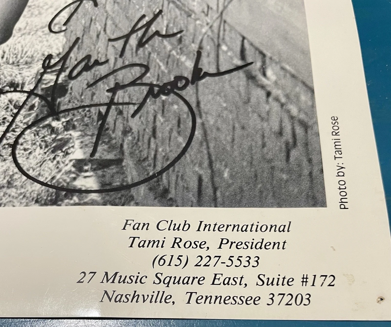 Garth Brooks Autographed 8” X10” Photo Black And White, изображение 2
