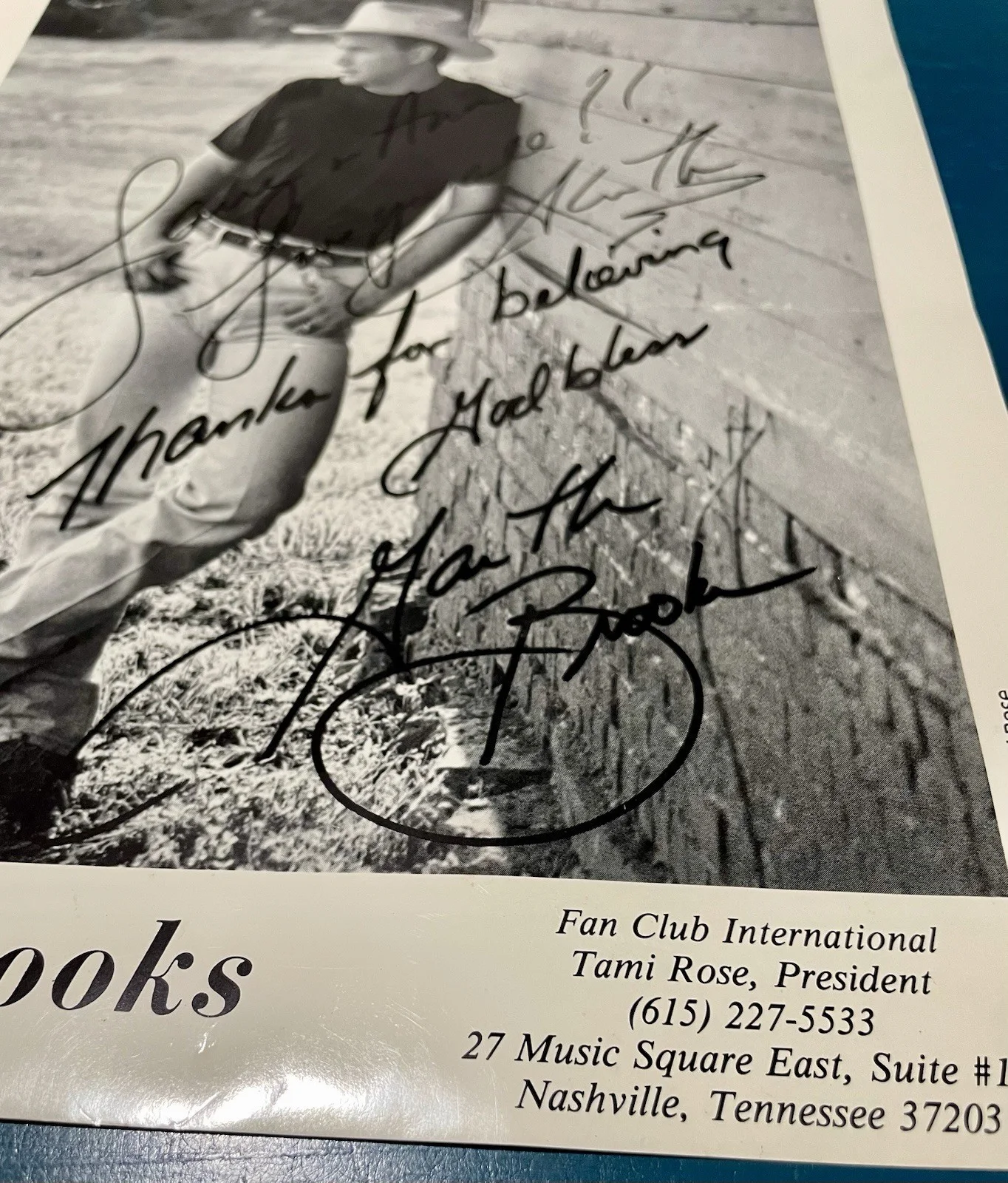 Garth Brooks Autographed 8” X10” Photo Black And White, изображение 3