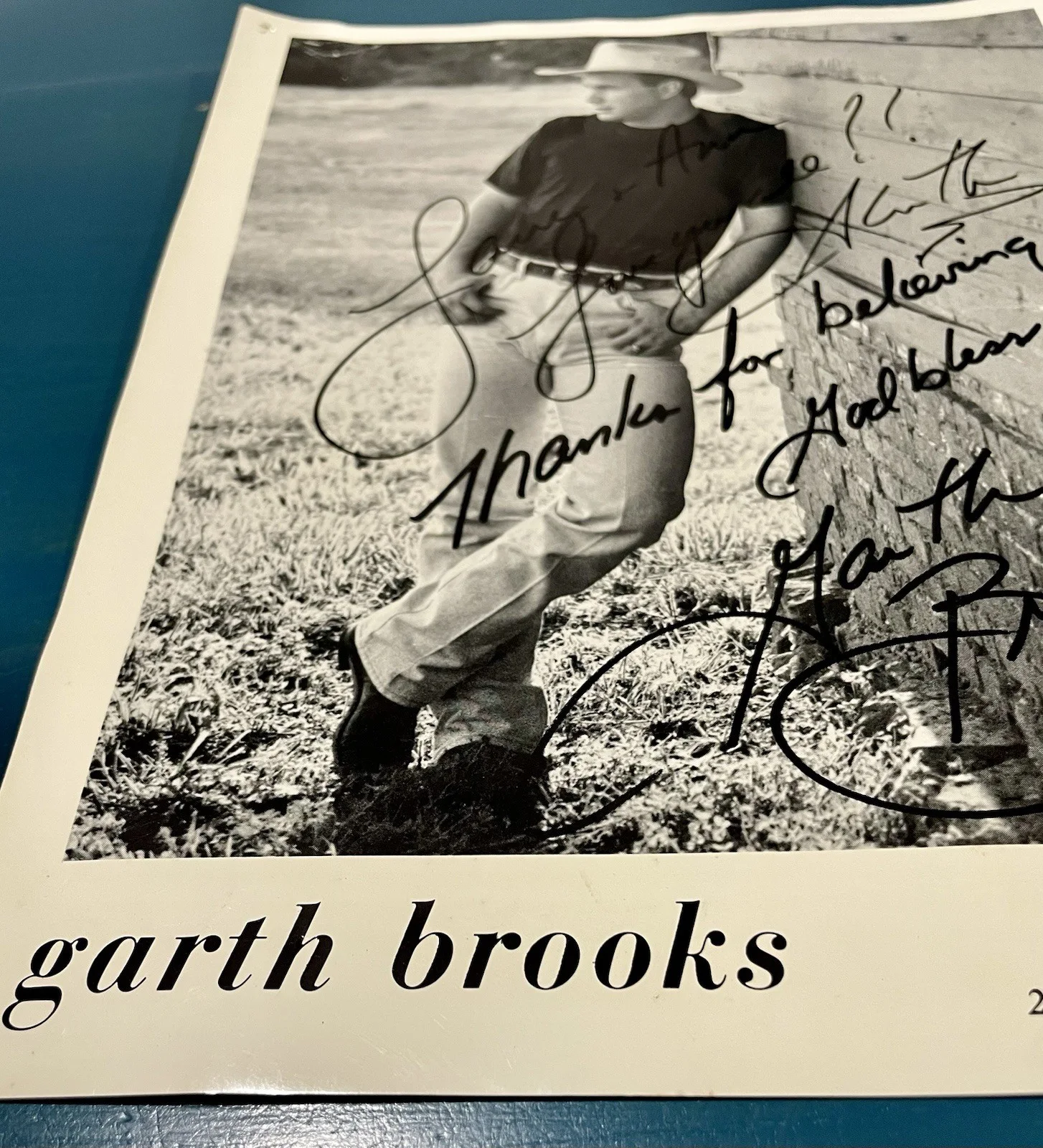 Garth Brooks Autographed 8” X10” Photo Black And White, изображение 4