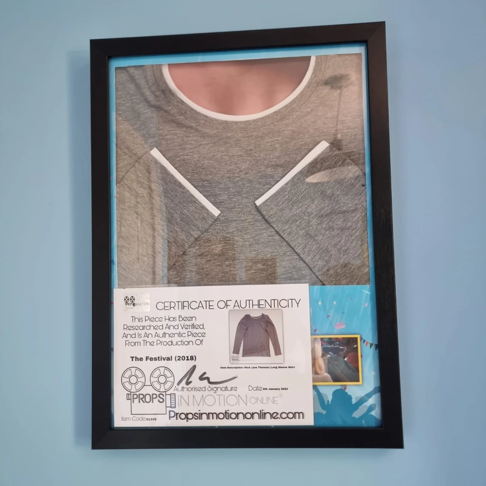 The Festival 2018 Joe Thomas Shirt Screen Used Movie Prop COA Inbetweeners, изображение 2
