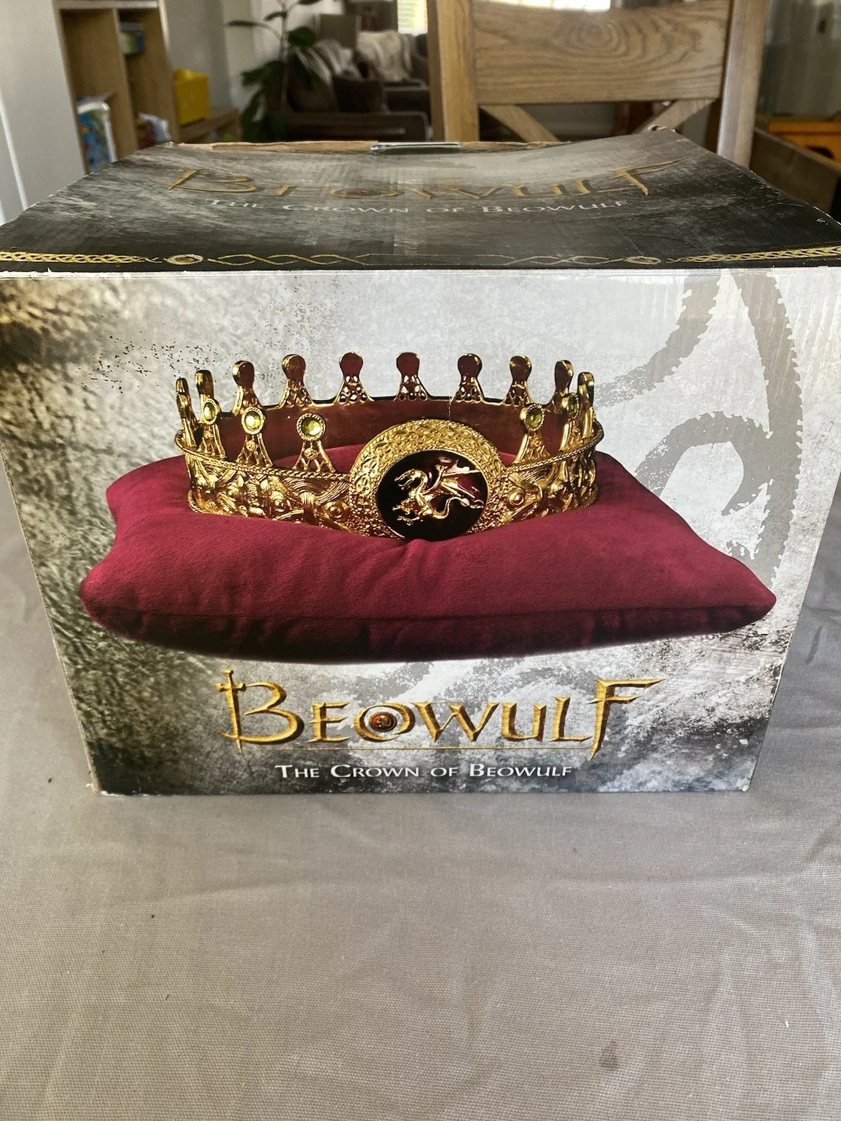 The Crown of Beowulf Prop Replica Diamond Select #390 Gold Ornament Rare, image 3