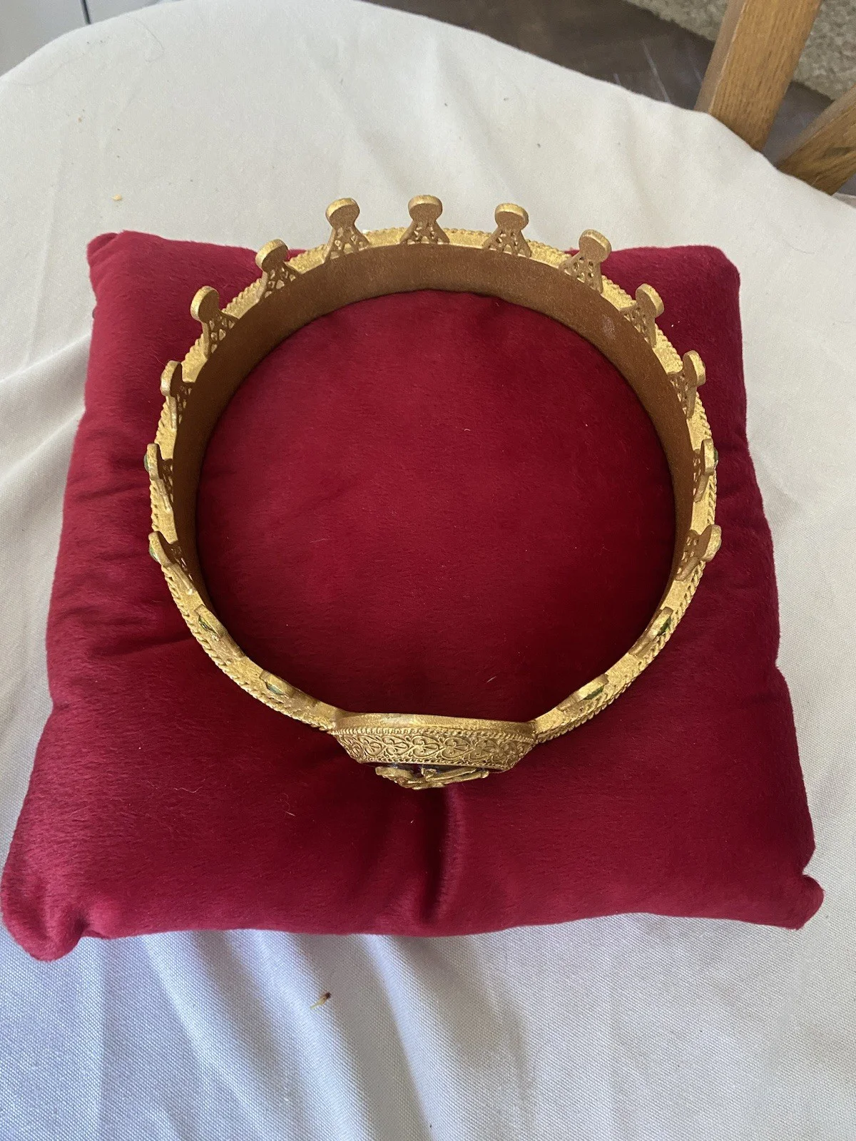 The Crown of Beowulf Prop Replica Diamond Select #390 Gold Ornament Rare, image 4