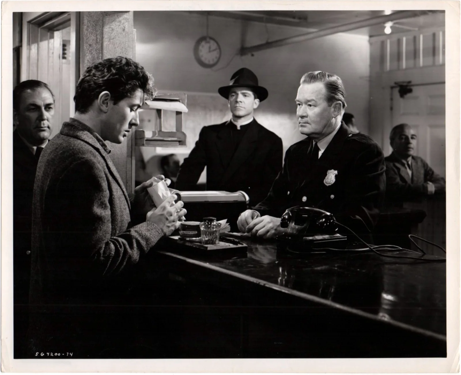 EDGE OF DOOM 1950 Farley Granger Dana Andrews POLICE Film Noir 2 10x8 STILLS, изображение 2