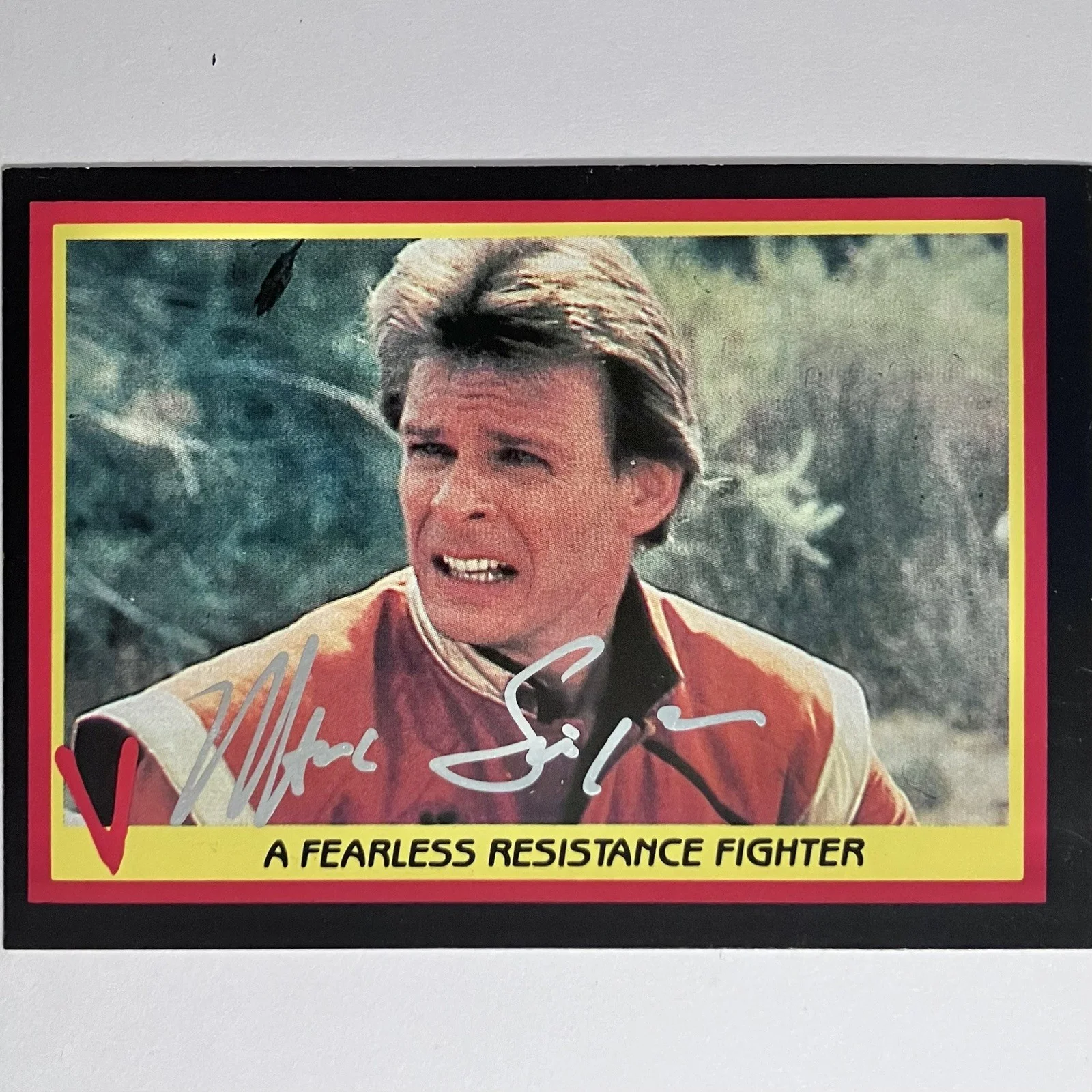 Marc Singer — MARC SINGER Signed Vintage 1984 TRADING CARD / “V: The Miniseries” / BEASTMASTER, изображение 2