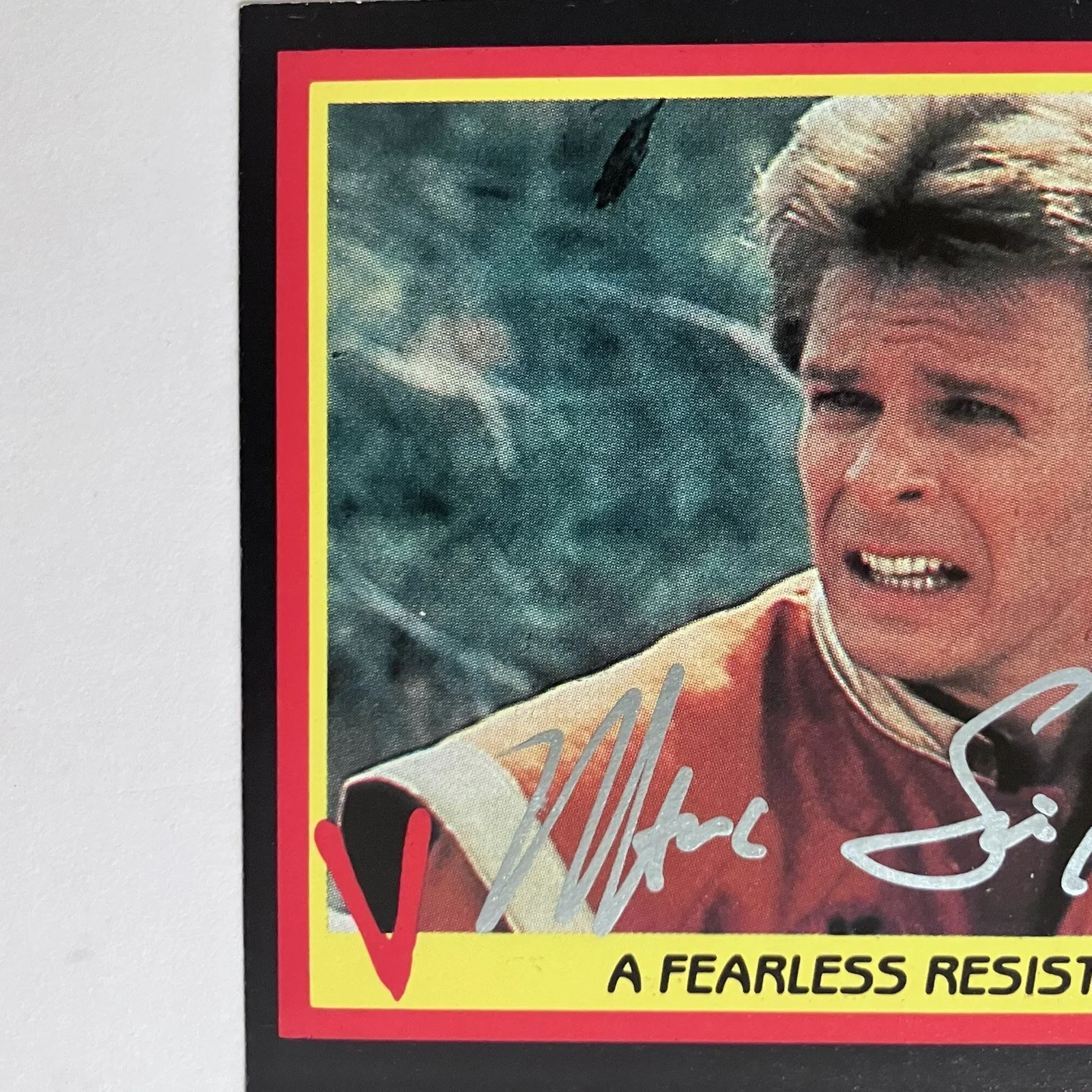 Marc Singer — MARC SINGER Signed Vintage 1984 TRADING CARD / “V: The Miniseries” / BEASTMASTER, изображение 3