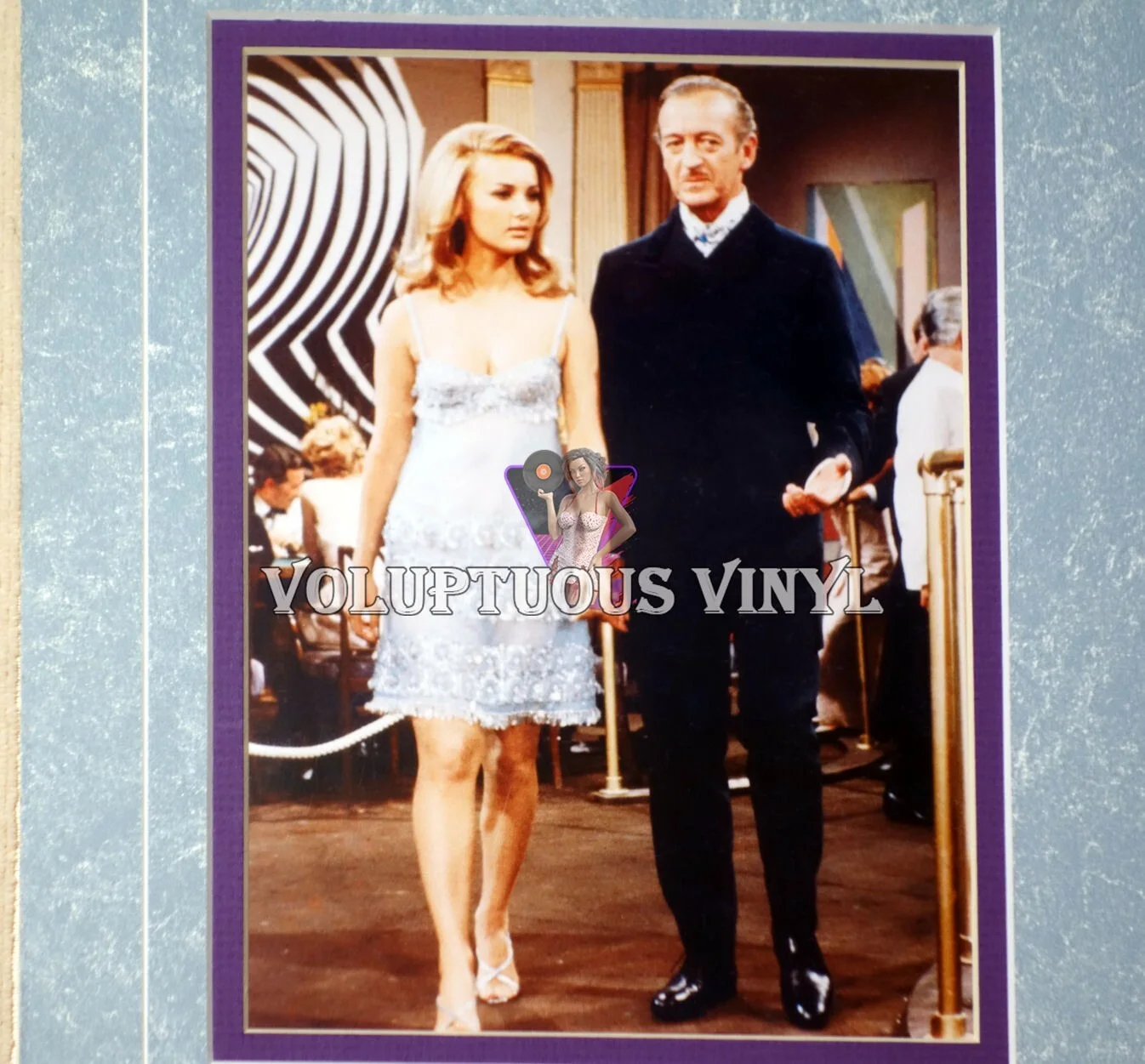 Barbara Bouchet, David Niven — Barbara Bouchet & David Niven - Casino Royale - Matted Photo With Autographs, изображение 2