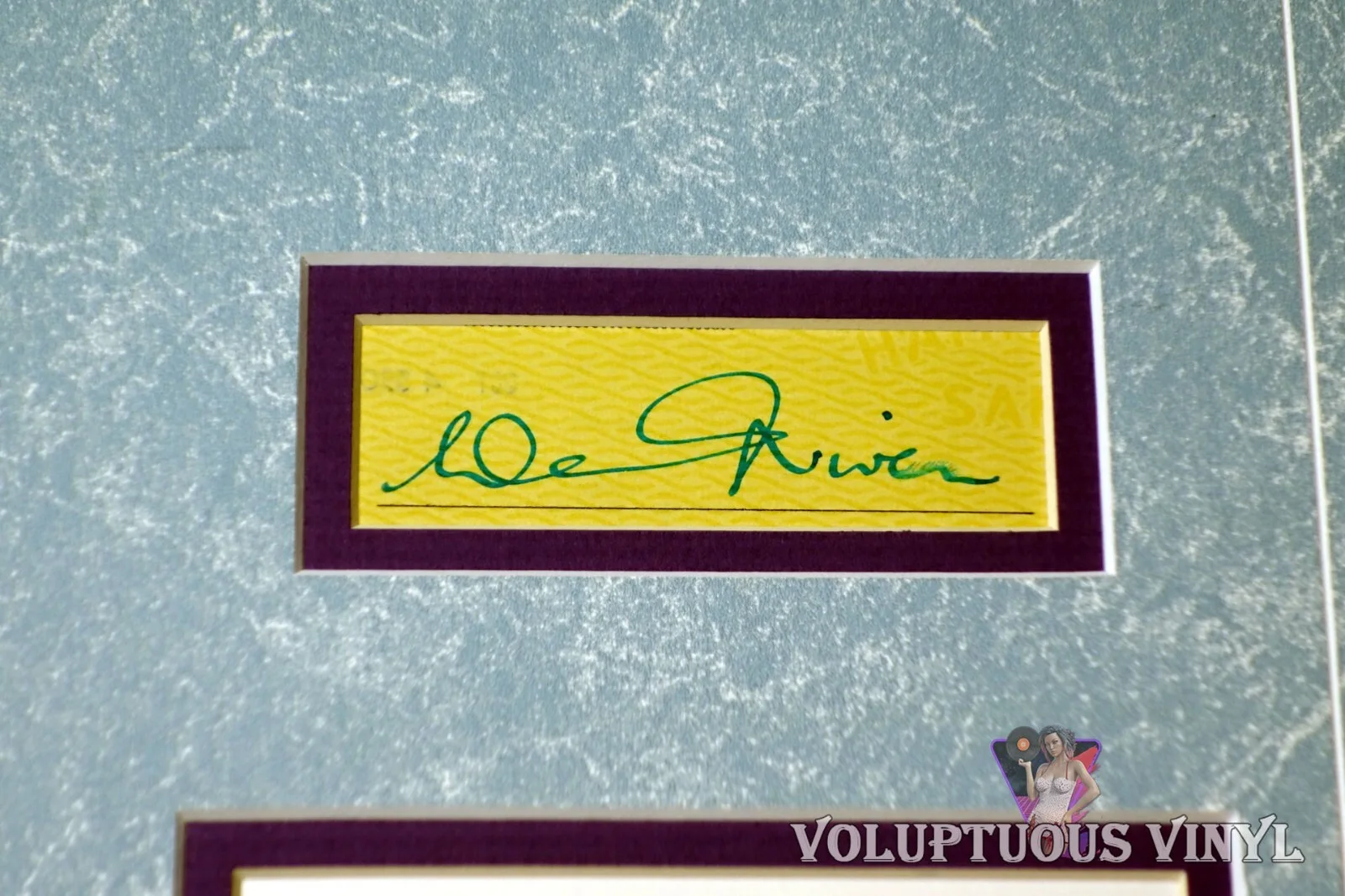 Barbara Bouchet, David Niven — Barbara Bouchet & David Niven - Casino Royale - Matted Photo With Autographs, изображение 3