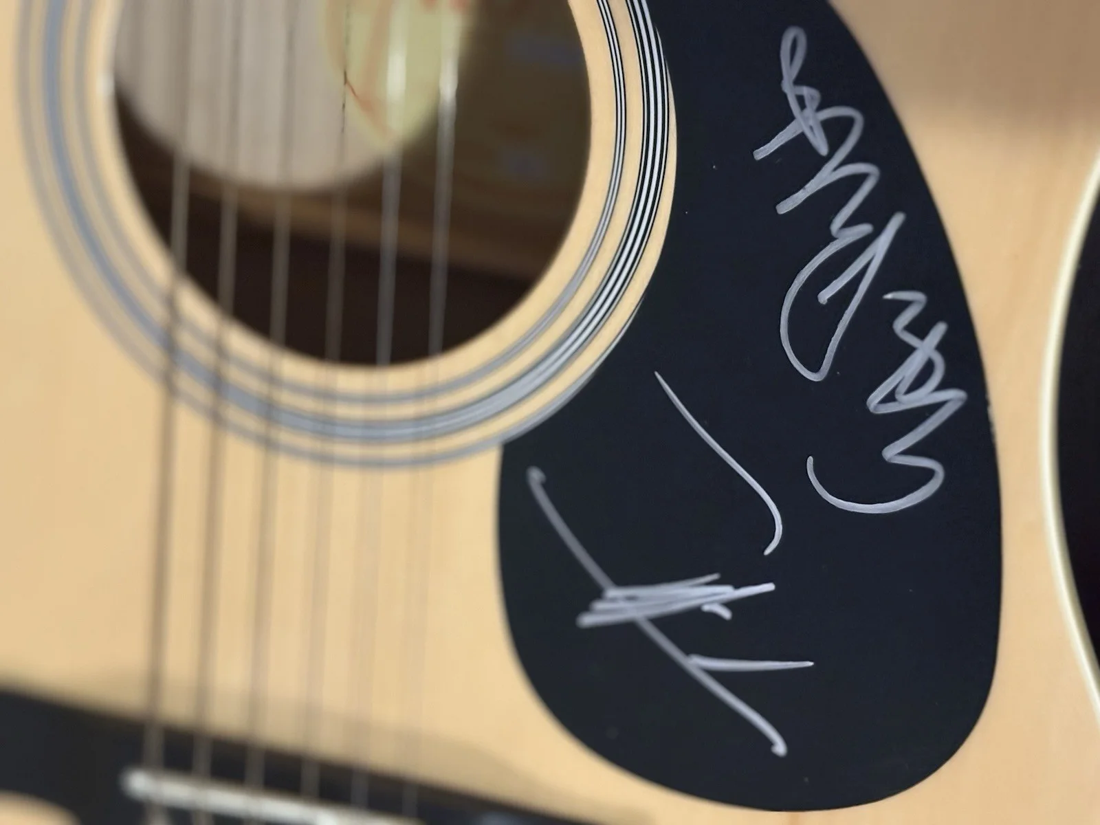 Kona Acoustic Guitar Signed by Tim McGraw and Gwyneth Paltrow in Original Box, image 2