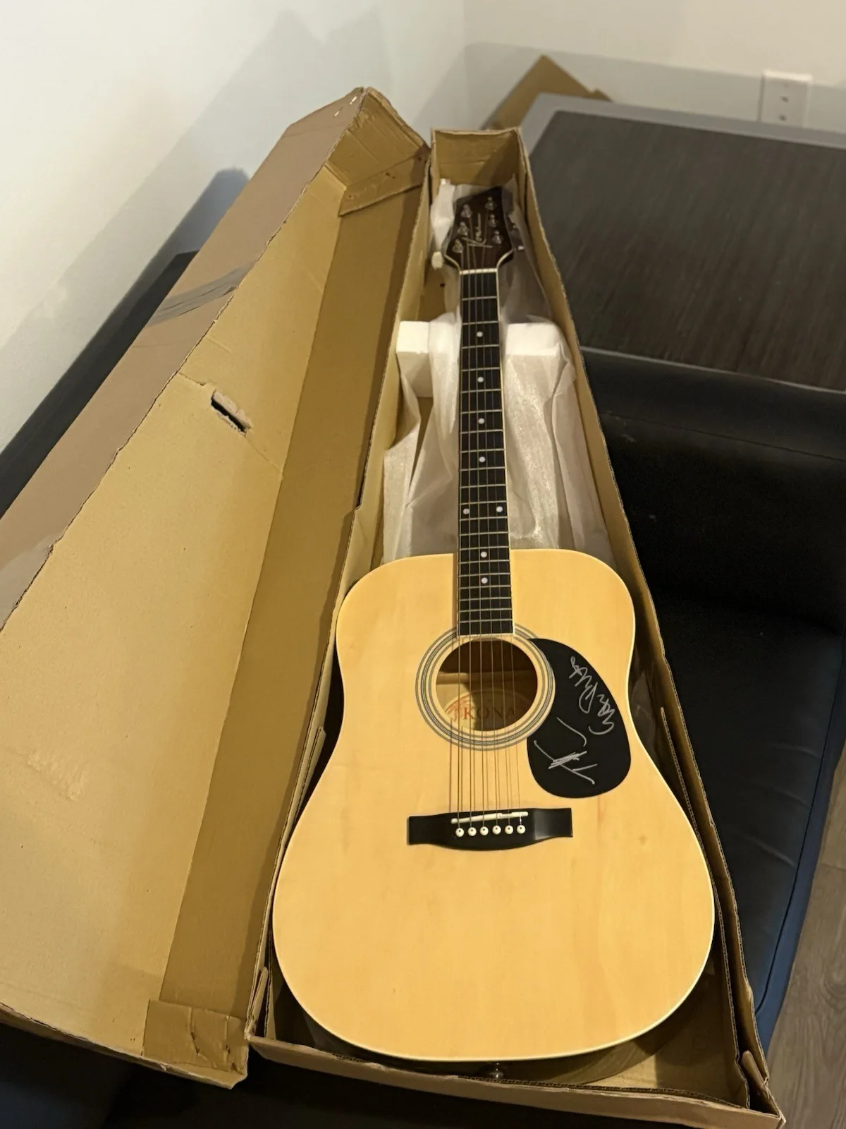 Kona Acoustic Guitar Signed by Tim McGraw and Gwyneth Paltrow in Original Box, image 3