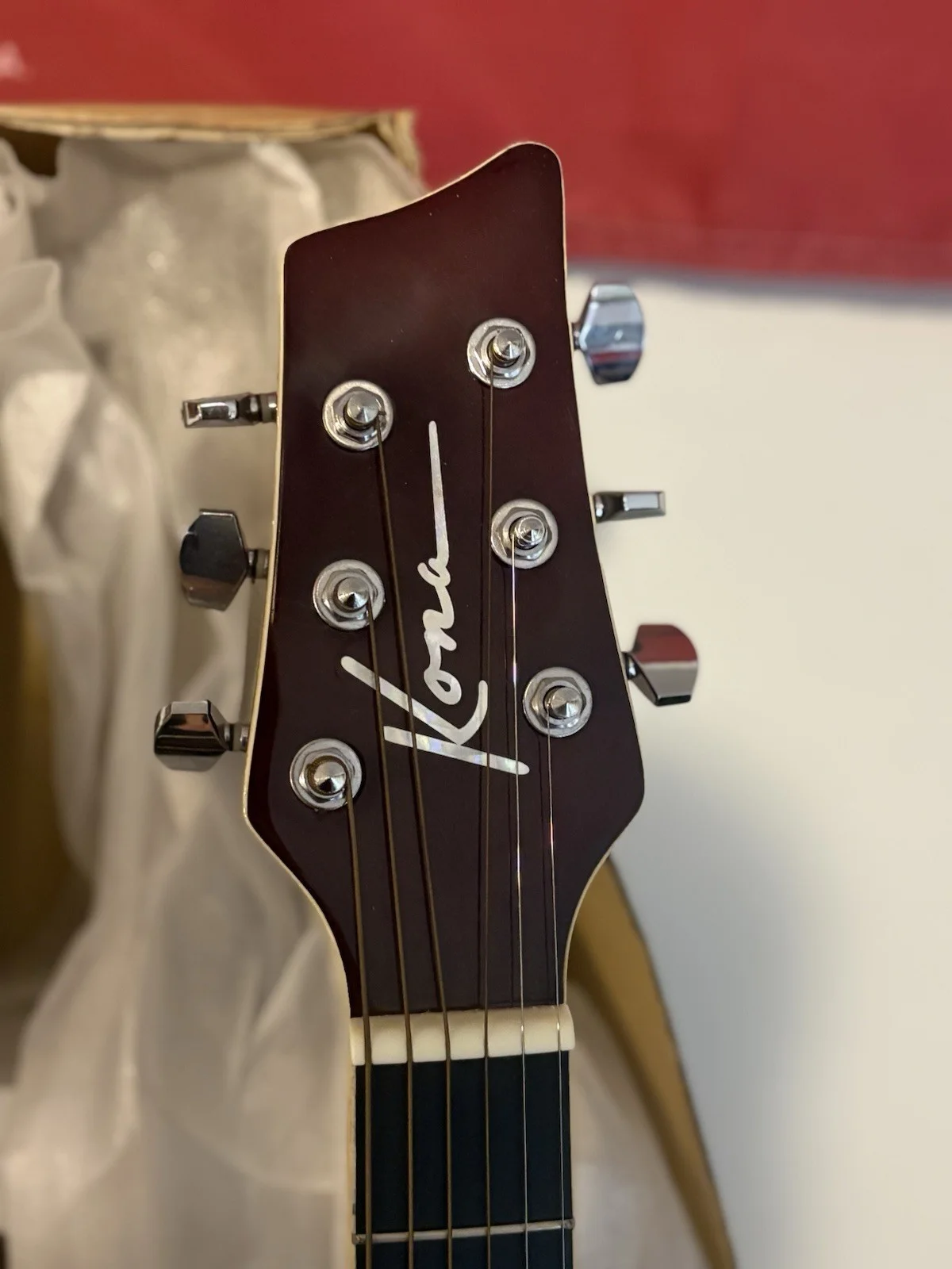 Kona Acoustic Guitar Signed by Tim McGraw and Gwyneth Paltrow in Original Box, image 4