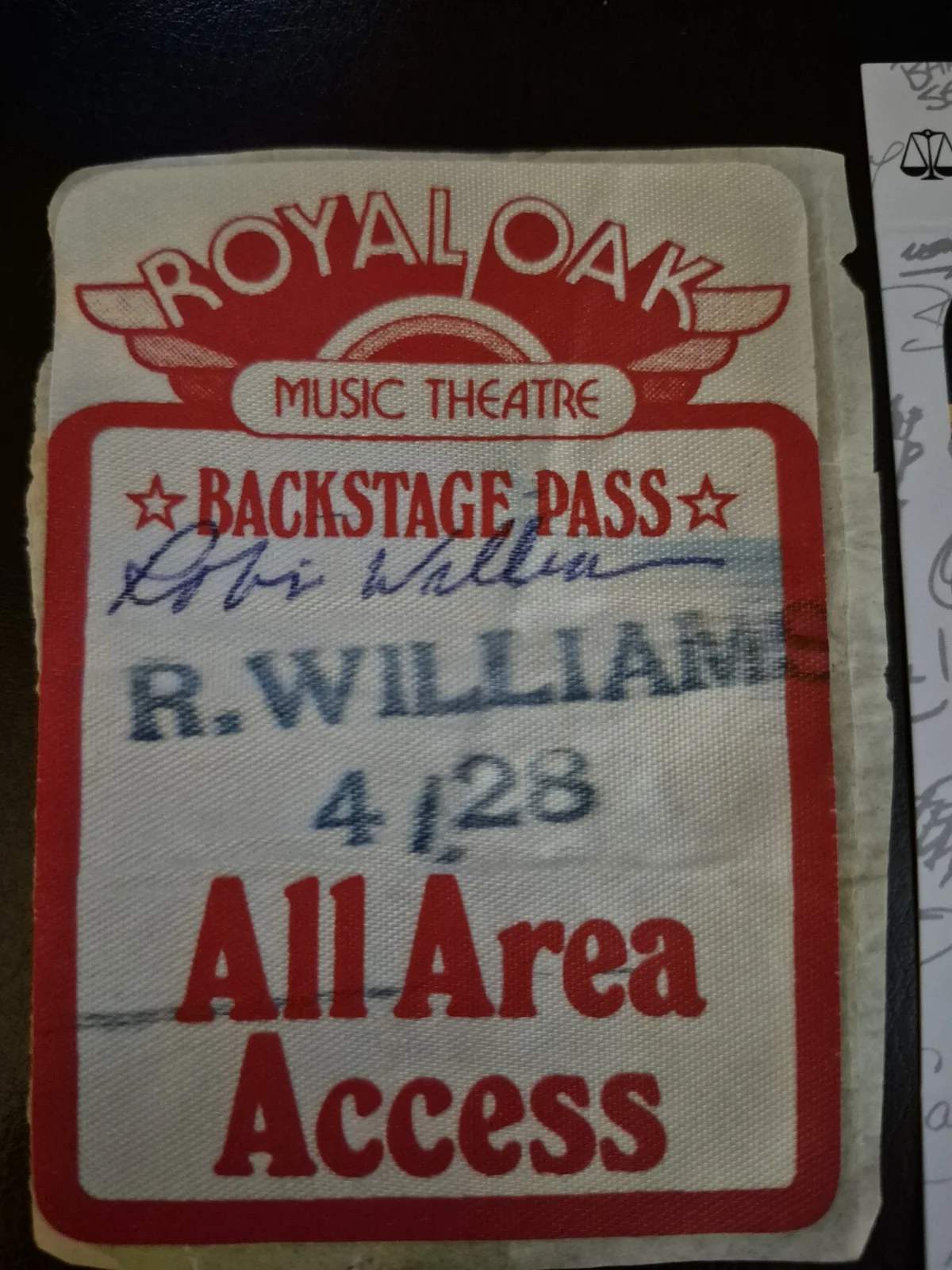 Robin Williams — 1980'S ROBIN WILLIAMS SIGNED ROYAL OAK MUSIC THEATER BACKSTAGE PASS JSA RARE, изображение 2