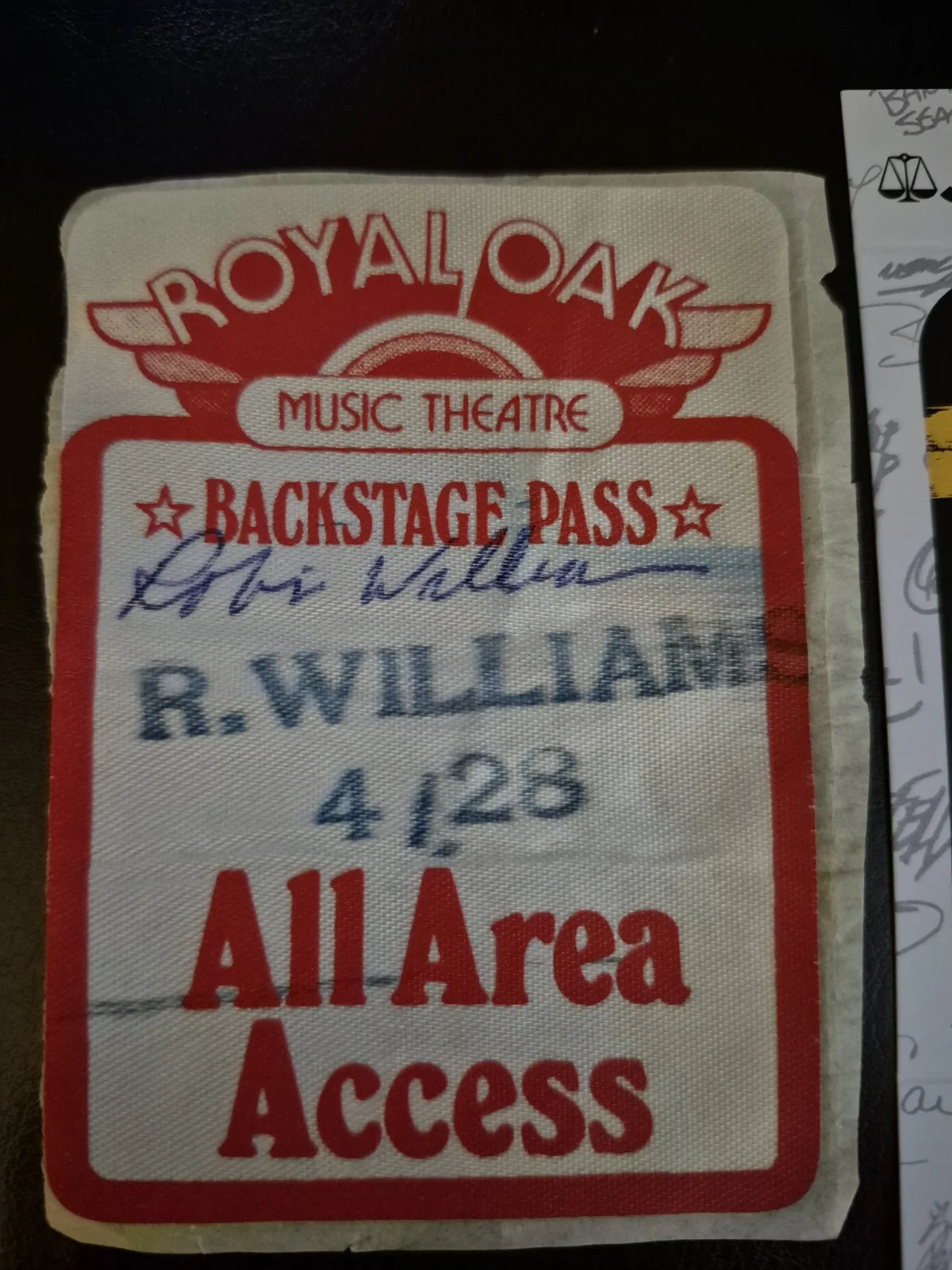 Robin Williams — 1980'S ROBIN WILLIAMS SIGNED ROYAL OAK MUSIC THEATER BACKSTAGE PASS JSA RARE, изображение 3
