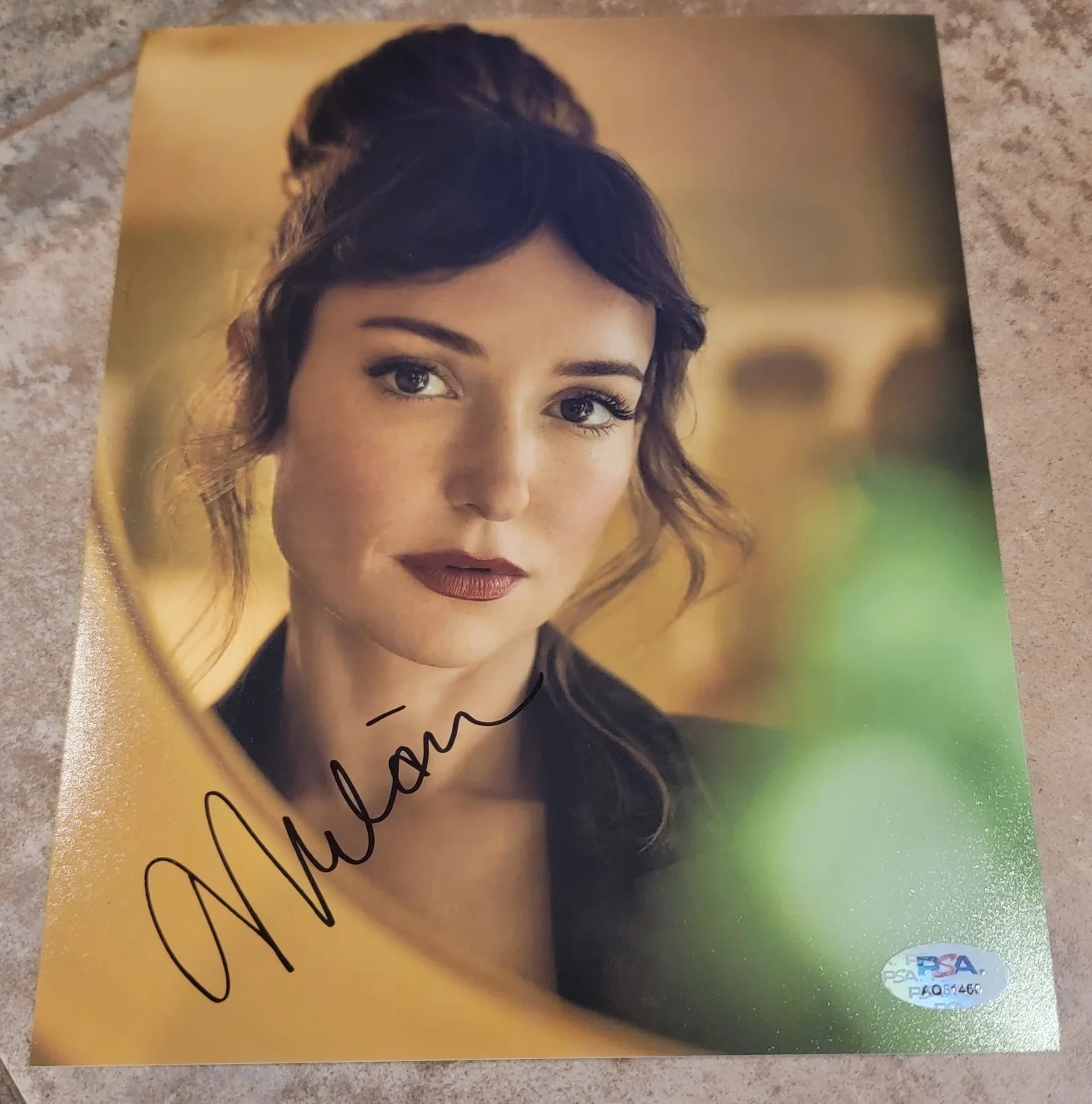 Milana Vayntrub — Milana Vayntrub signed 8x10 photo autograph PSA DNA photoshoot mirror lipstick