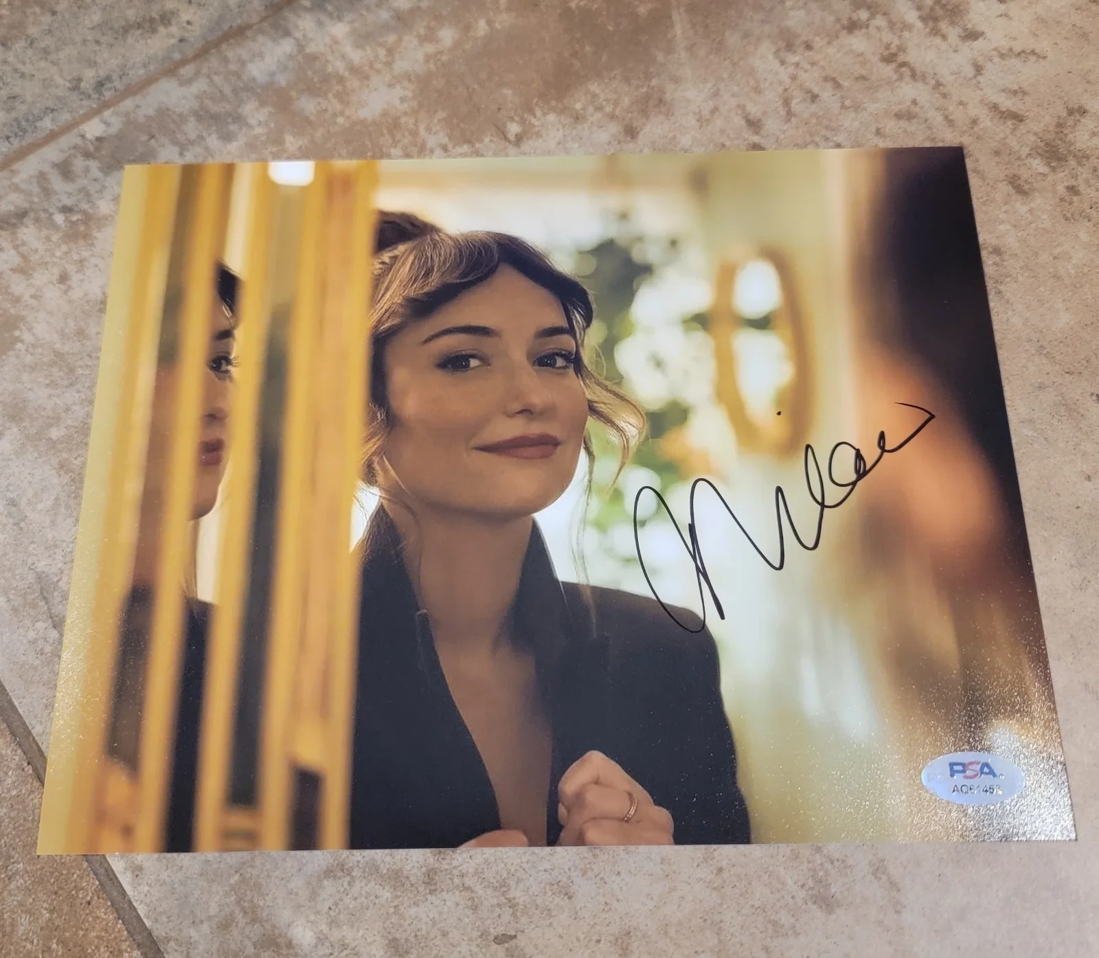 Milana Vayntrub — Milana Vayntrub signed 8x10 photo autograph PSA DNA photoshoot smirk