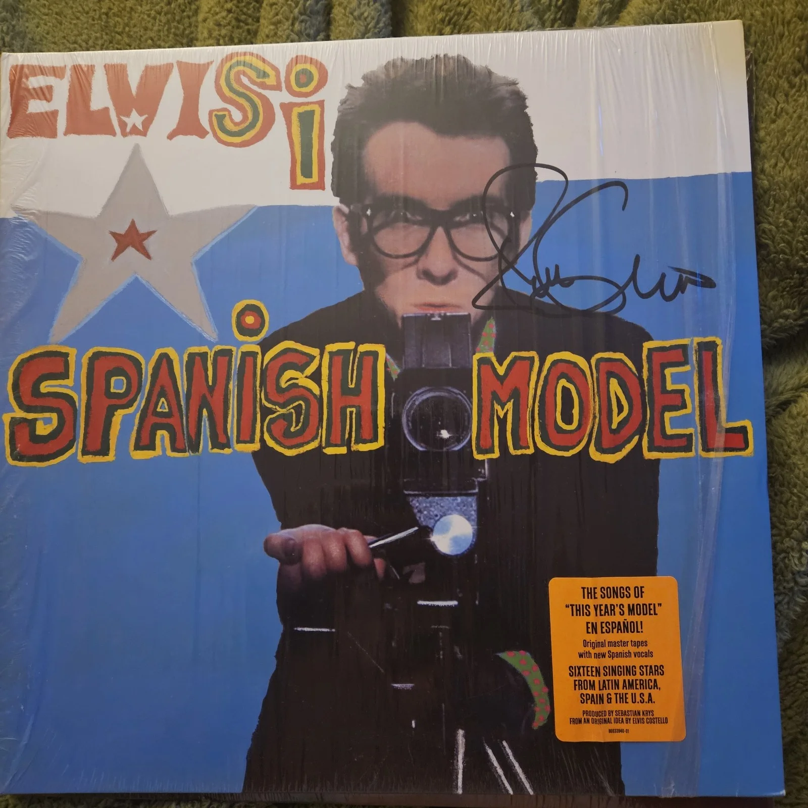 Elvis Costello Spanish Model Autographed Original Vinyl Record, image 3