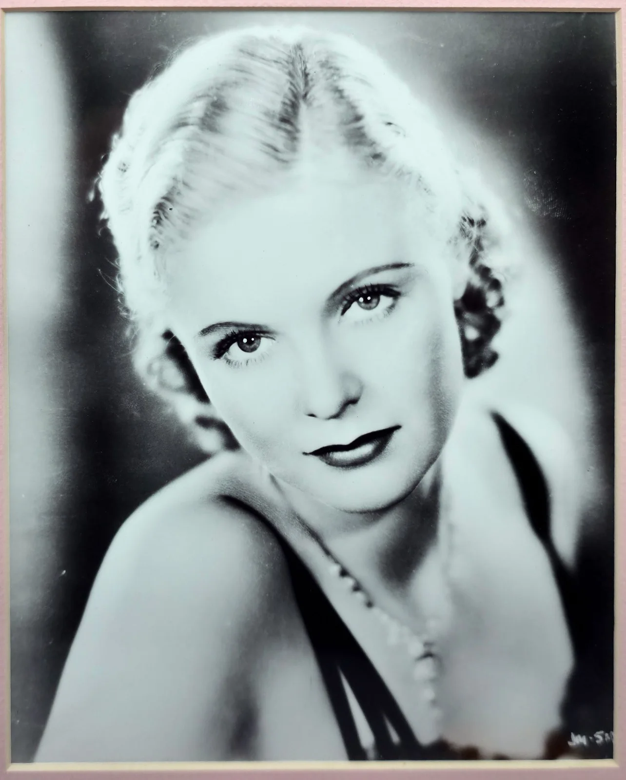 Jean Muir — Photo and Hand Signed Autograph Movie Star Jean Muir Set in a Mat Display, изображение 2