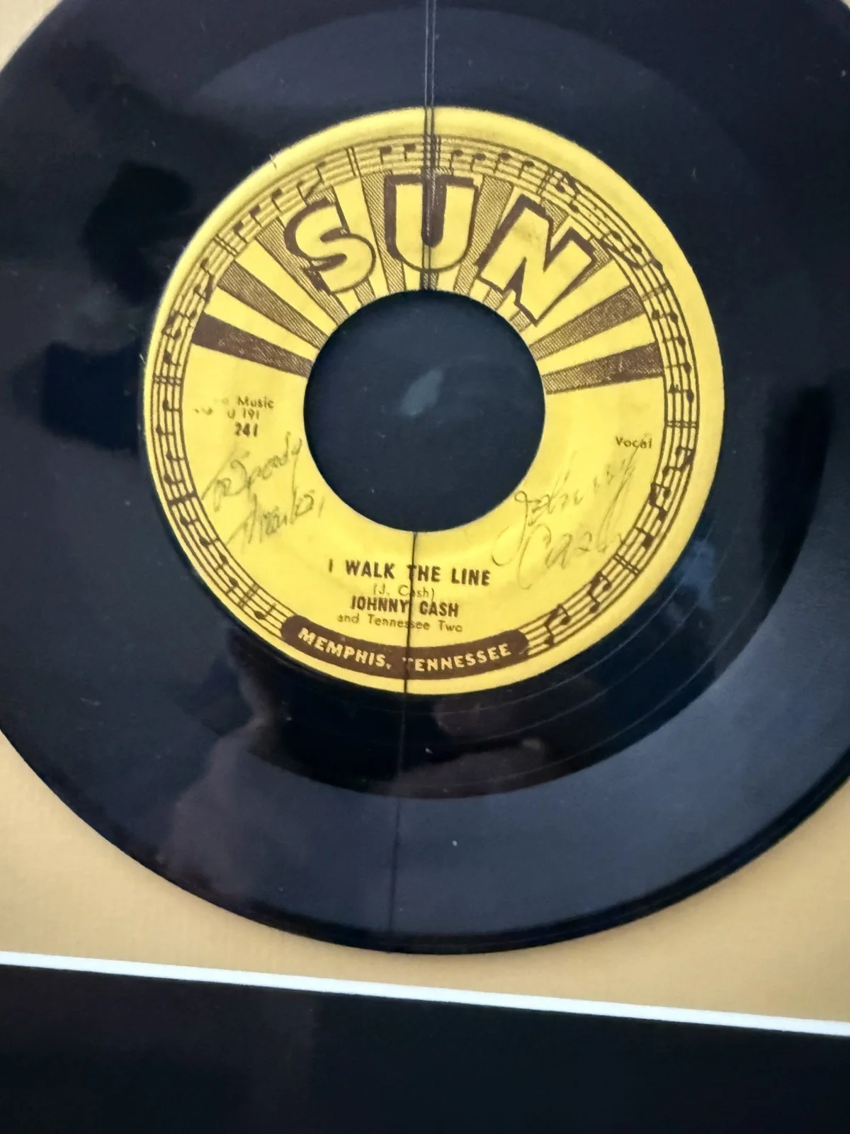 JOHNNY CASH Original SUN RECORDS 45 AUTOGRAPHED “I Walk The Line/Get Rhythm” COA, image 3