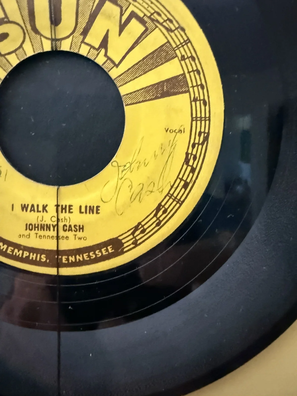 JOHNNY CASH Original SUN RECORDS 45 AUTOGRAPHED “I Walk The Line/Get Rhythm” COA, image 5