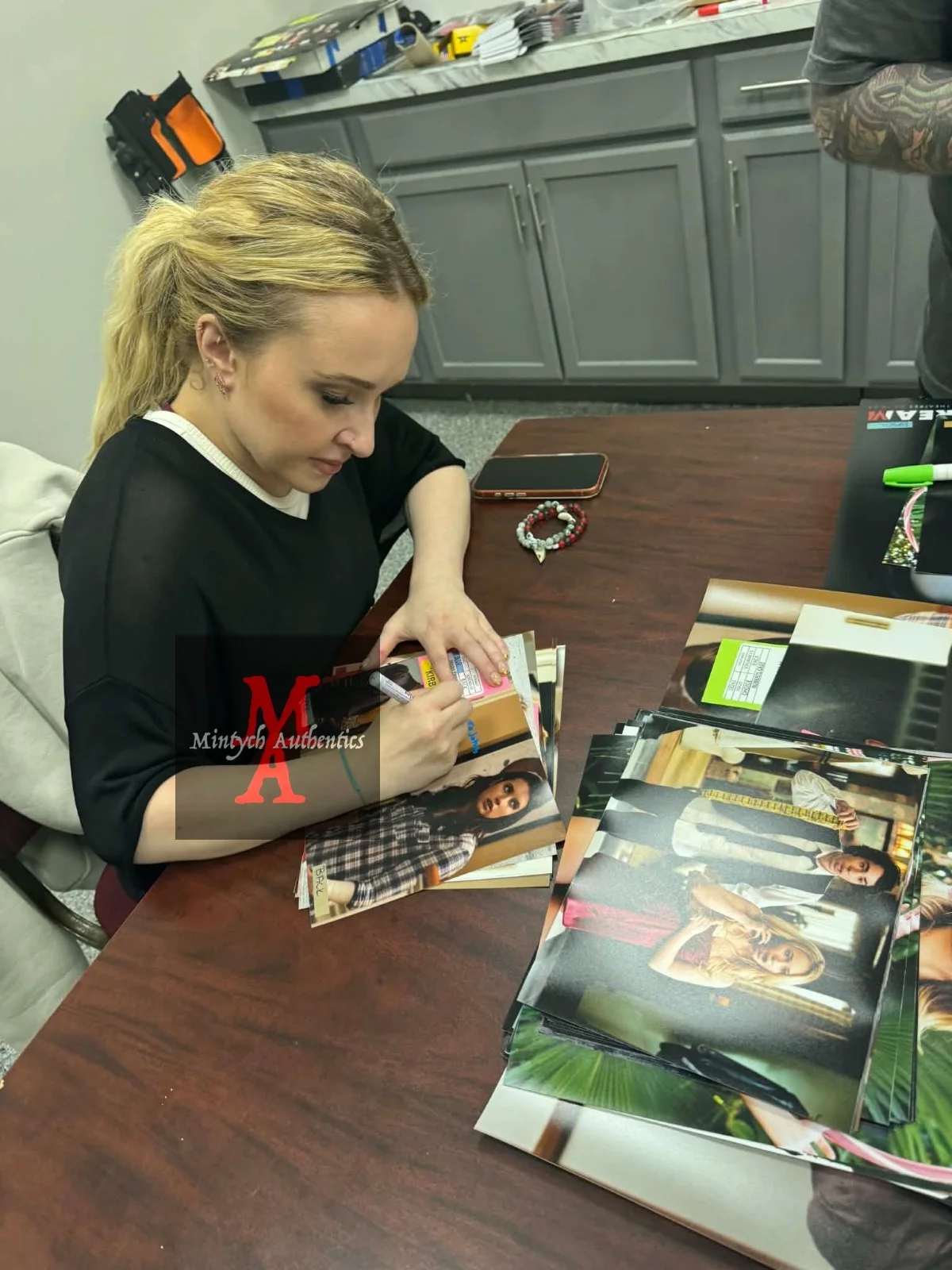 Hayden Panettiere — Hayden Panettiere autographed signed 8x10 photo Scream Beckett COA, image 3