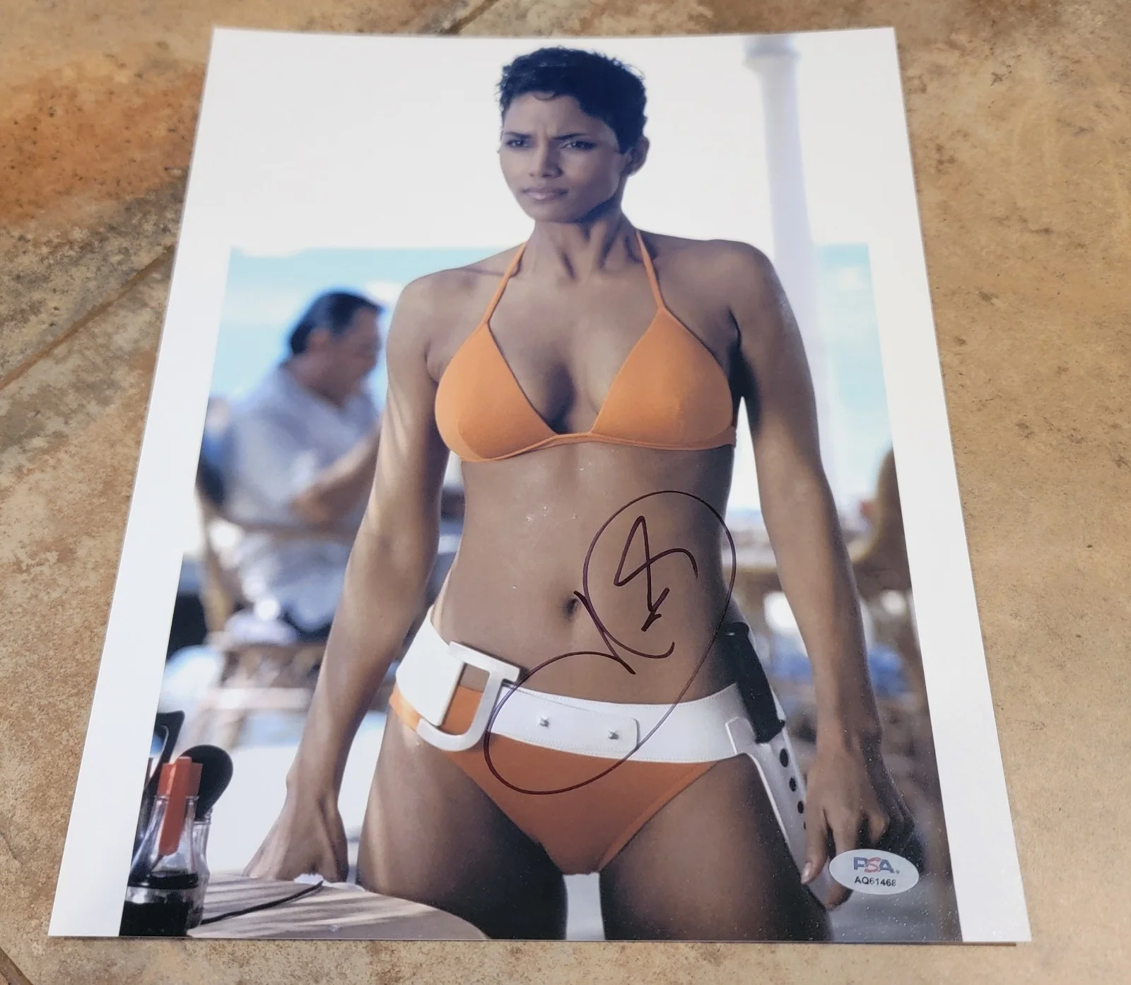 Halle Berry — Halle Berry signed 11x14 photo PSA DNA autograph James Bond Die Another Day