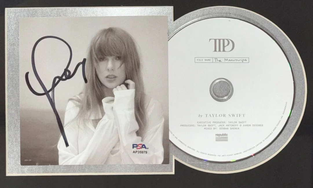 Taylor Swift — Taylor Swift Signed Framed Insert w/ 8x10 Concert Stadium Photo PSA/DNA, изображение 2