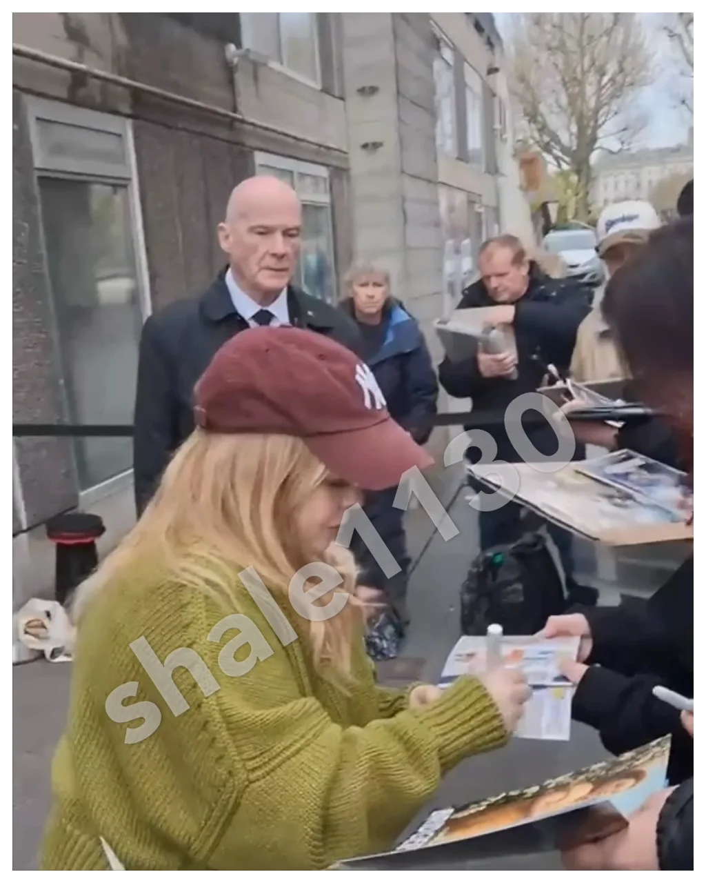 Nicola Coughlan — Nicola Coughlan Signed Penelope Featherington Funko Pop VIDEO PROOF Bridgerton, изображение 2