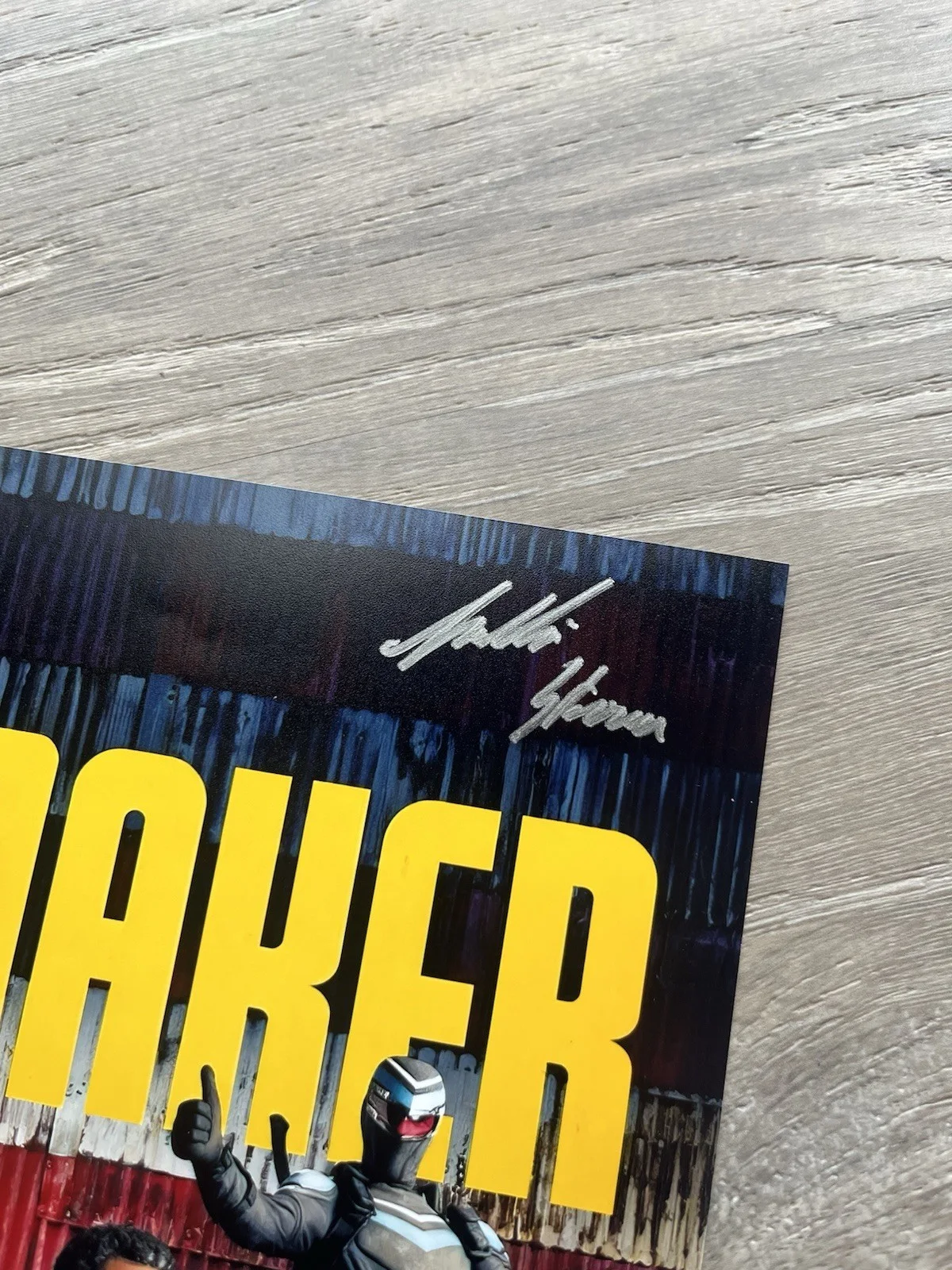 Freddie Stroma — Freddie Stroma Signed Peacemaker 11x17 Photo SWAU COA Vigilante DC HBO, изображение 4