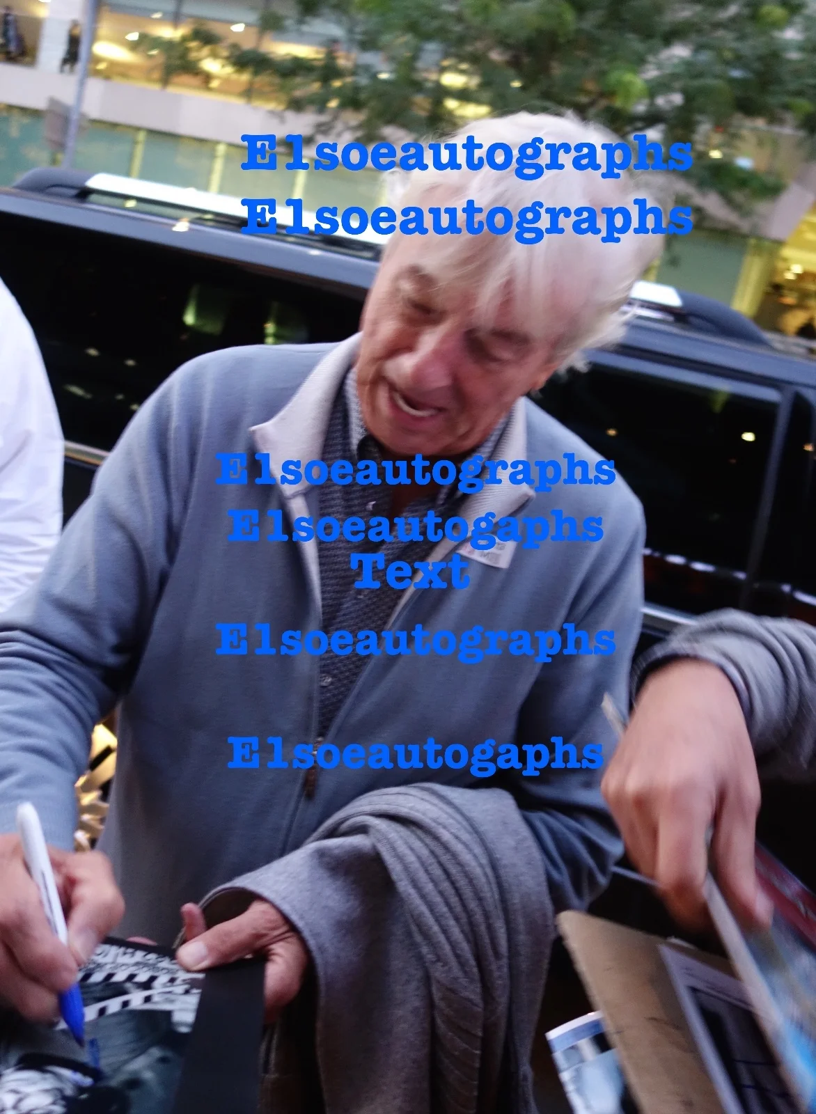 Paul Verhoeven signed 8x10 photo - In Person Proof - RoboCop, Basic Instinct, image 2