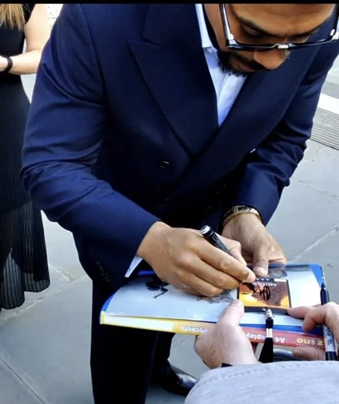 Mufasa Lion King AAA Premiere Pass Signed By Aaron Pierre Disney W/Photo Proof, изображение 2