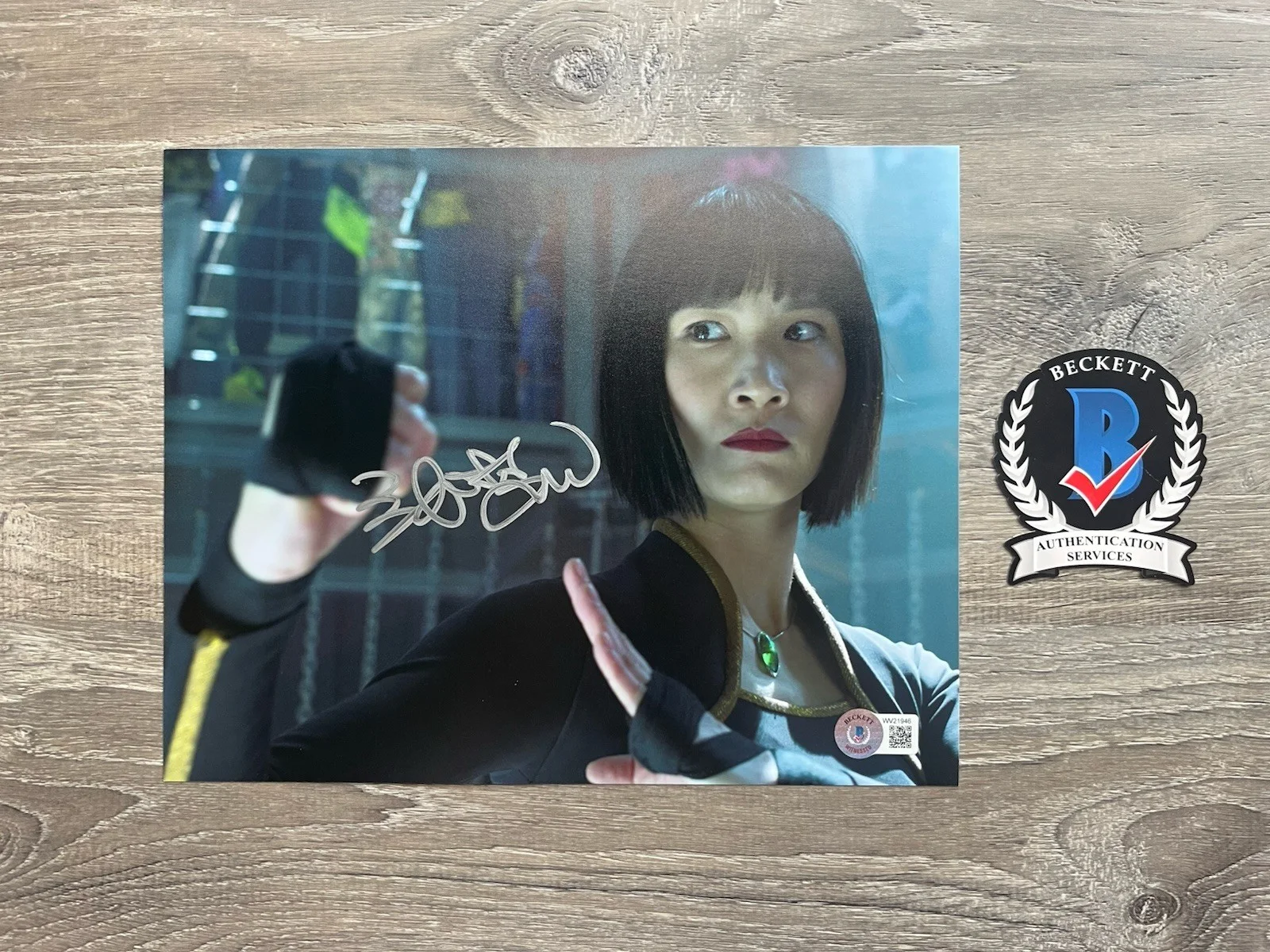 Meng'er Zhang — Meng'er Zhang Signed Shang Chi 8x10 Photo Xialing Beckett COA Marvel Autograph