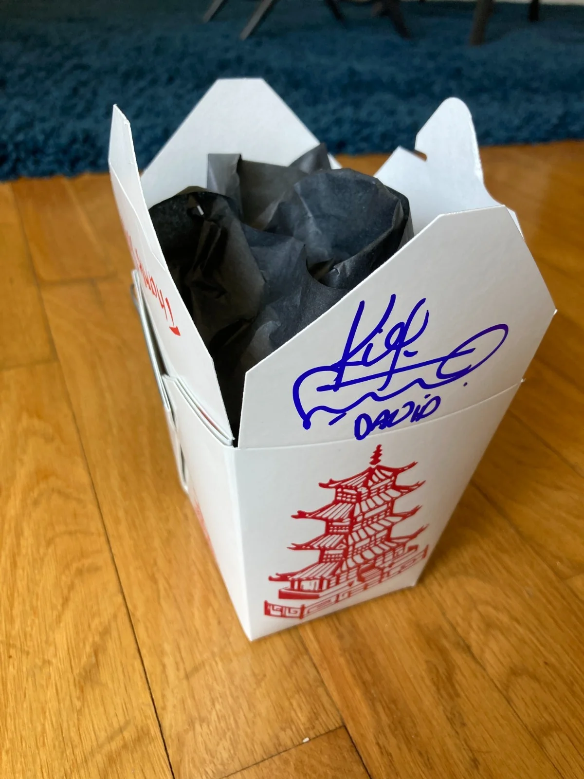 Keifer Sutherland — Keifer Sutherland Signed Autographed The Lost Boys Chinese Food Box Prop BAS, изображение 4