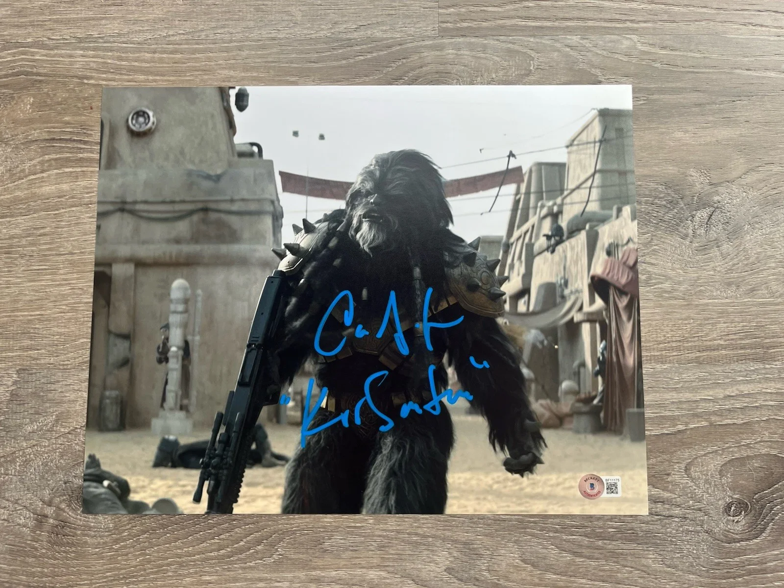 Carey Jones — Carey Jones Signed Krrsantan 11x14 Photo Beckett COA Book Of Boba Fett Star Wars, изображение 2