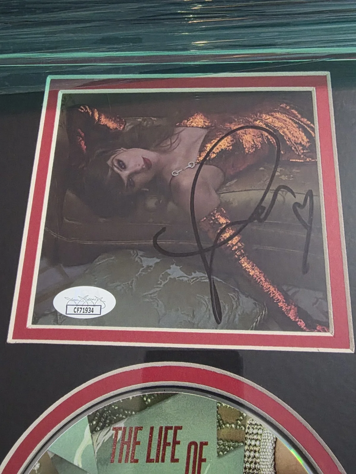 Framed / Signed Taylor Swift CD Photo Collage, The Life of a Showgirl, JSA Auth., изображение 2