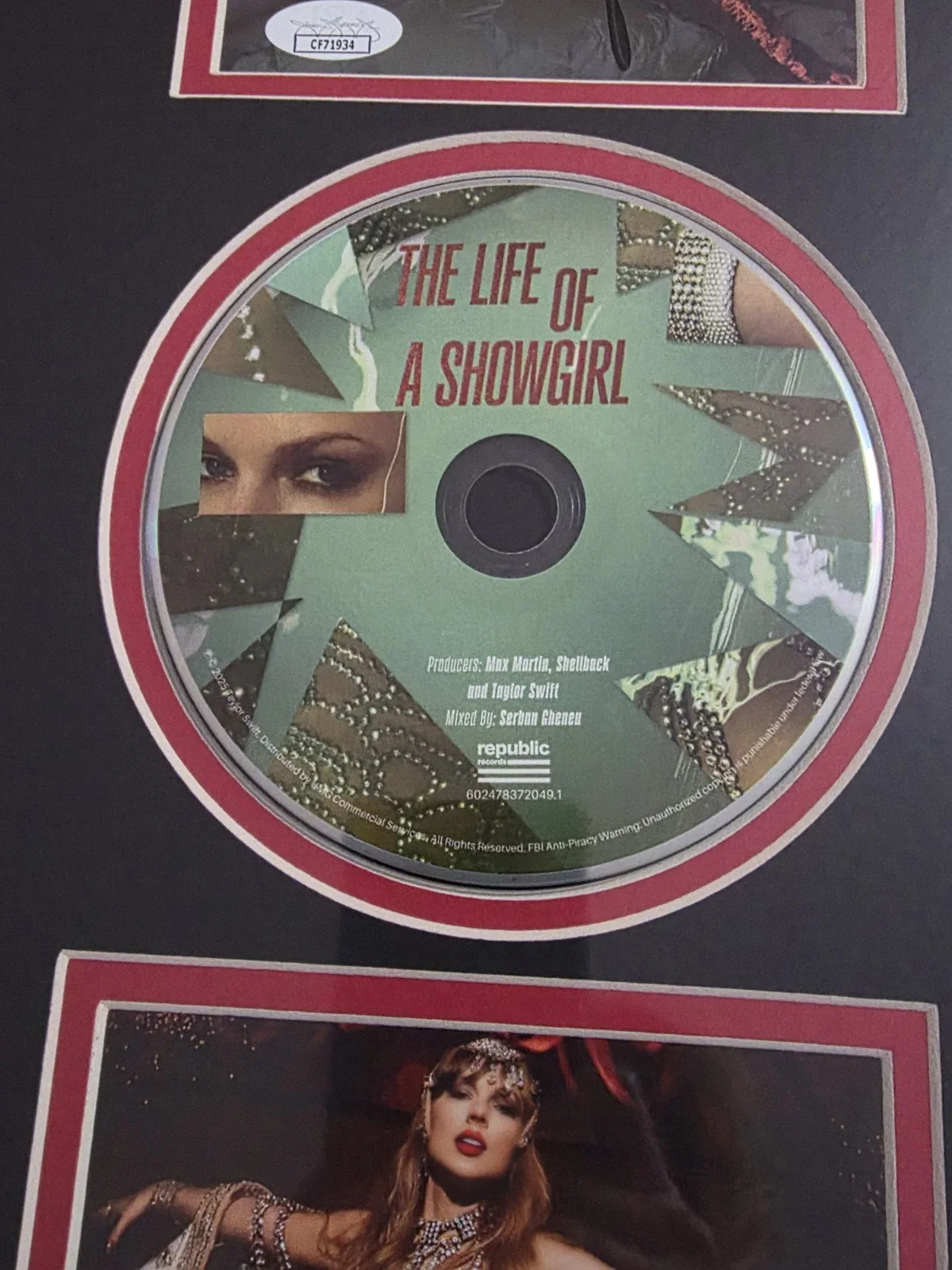 Framed / Signed Taylor Swift CD Photo Collage, The Life of a Showgirl, JSA Auth., изображение 3