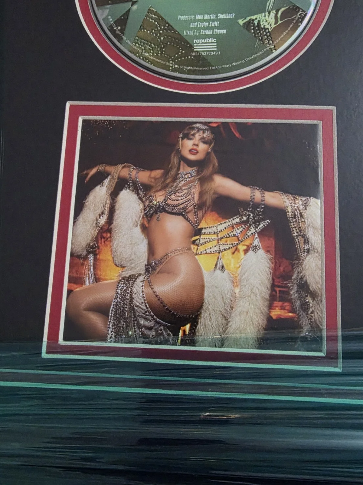 Framed / Signed Taylor Swift CD Photo Collage, The Life of a Showgirl, JSA Auth., изображение 4