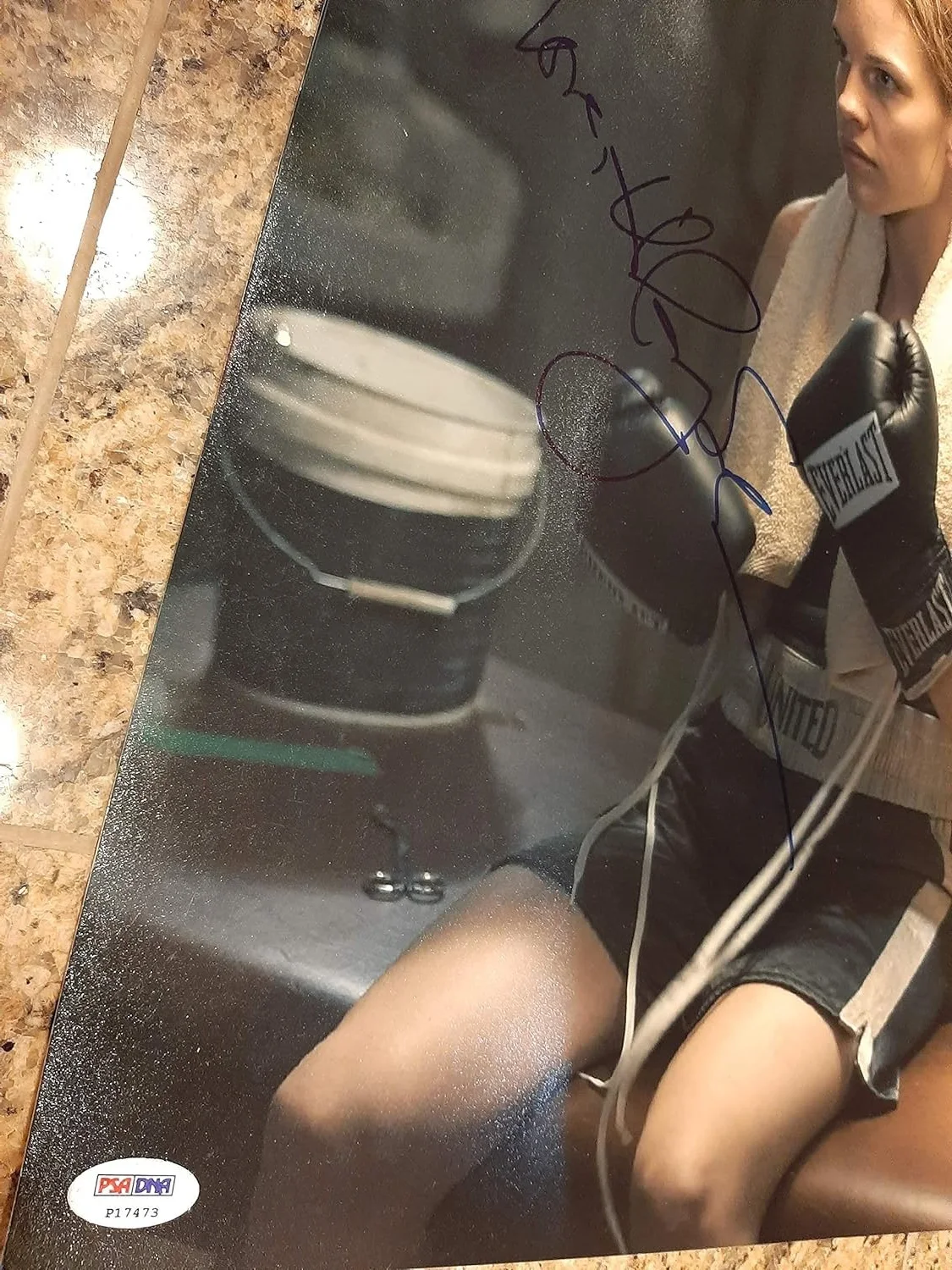 Hillary Swank — * HILLARY SWANK * classic signed "Million Dollar Baby" 12x18" photo - PSA/DNA, изображение 2