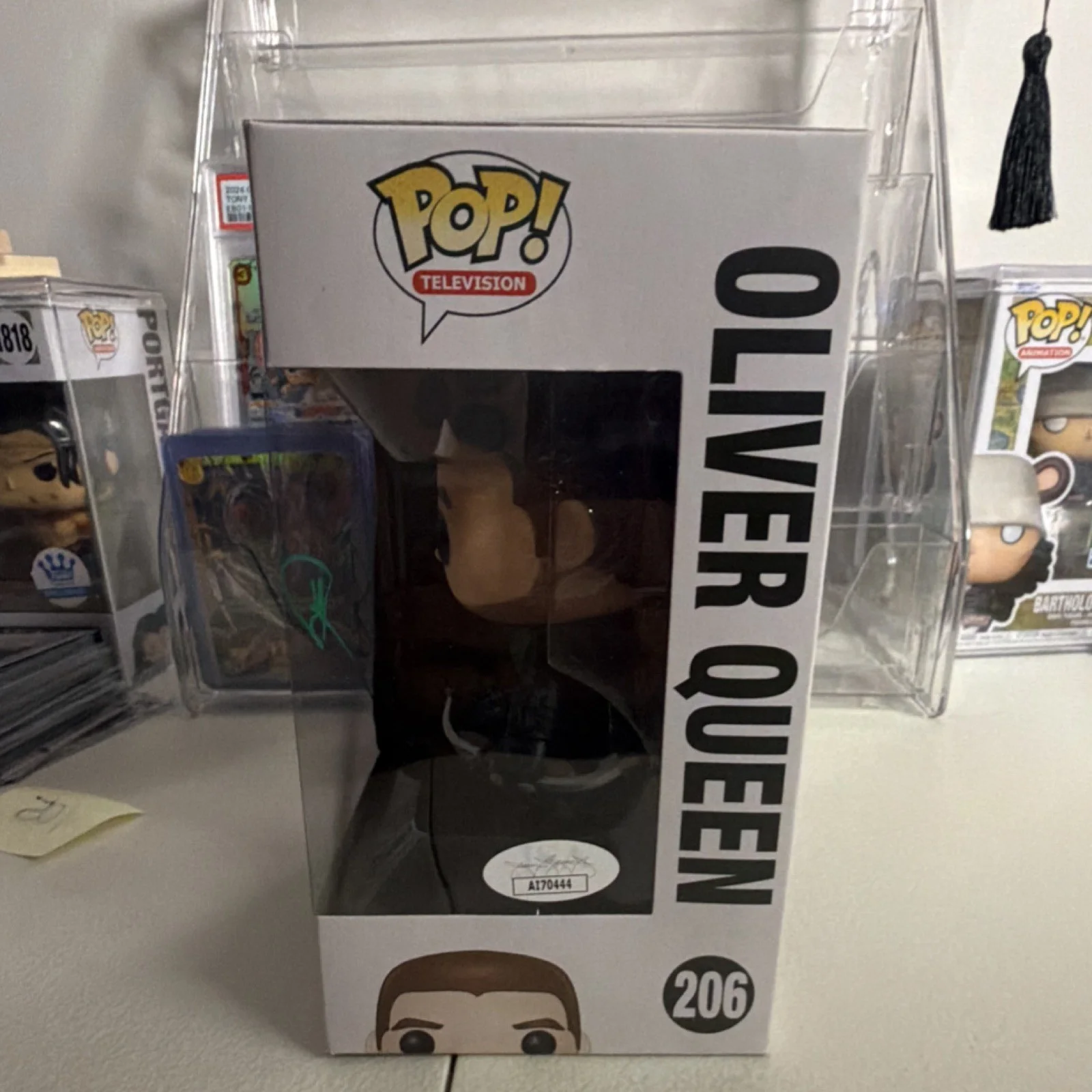 Oliver Queen — Funko Pop Arrow Oliver Queen #206 Autographed Television Figure, image 2