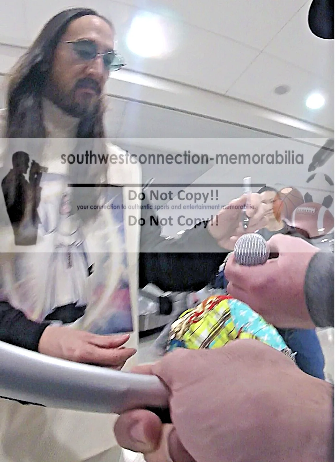 Steve Aoki — Steve Aoki DJ Signed Pyle Microphone Exact Photo Proof Beckett BAS COA EDM Auto, image 2