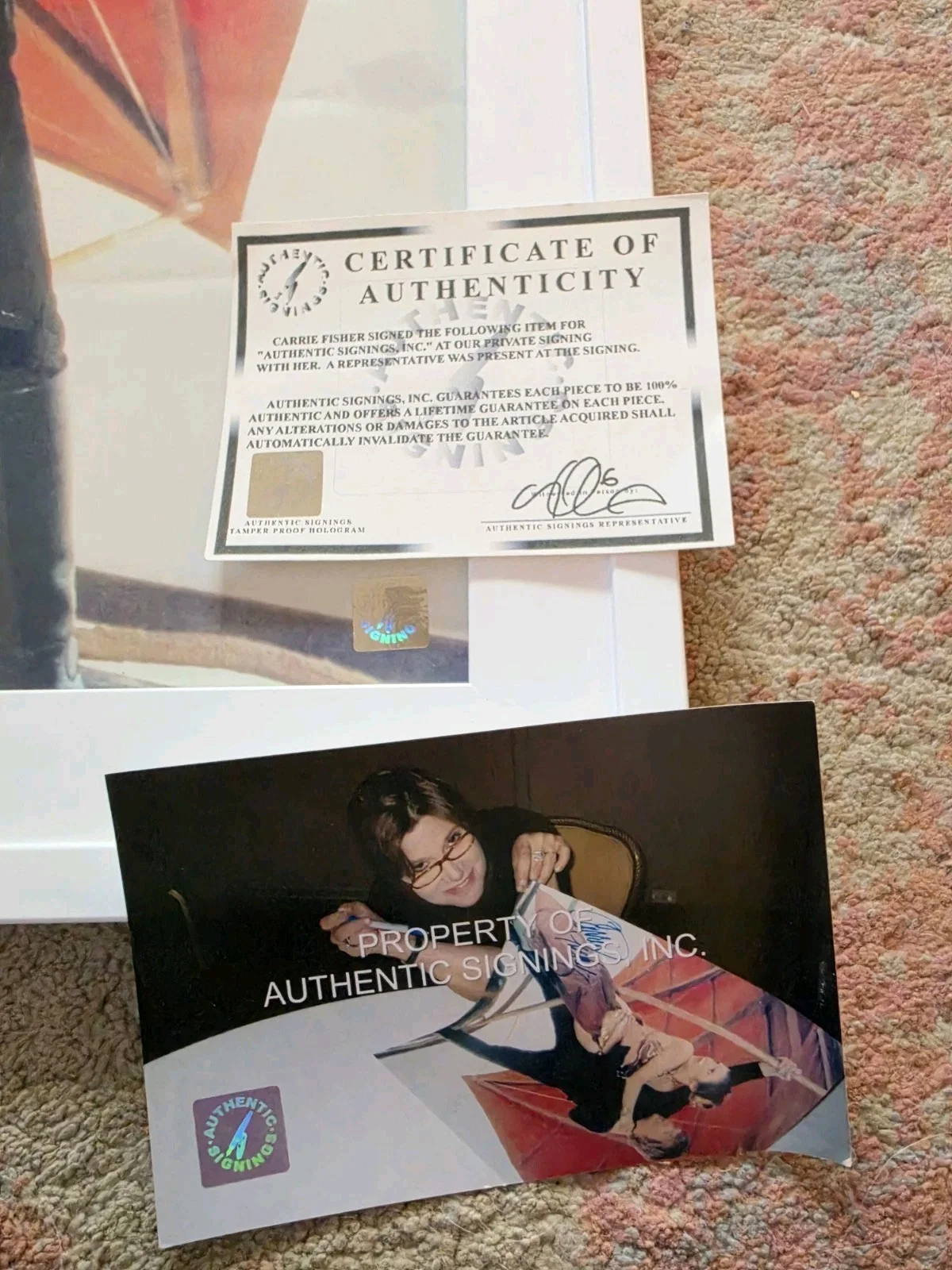 Carrie Fisher — Carrie Fisher Signed Star Wars Slave Leia 16x20 Poster with COA and proof photo, изображение 3
