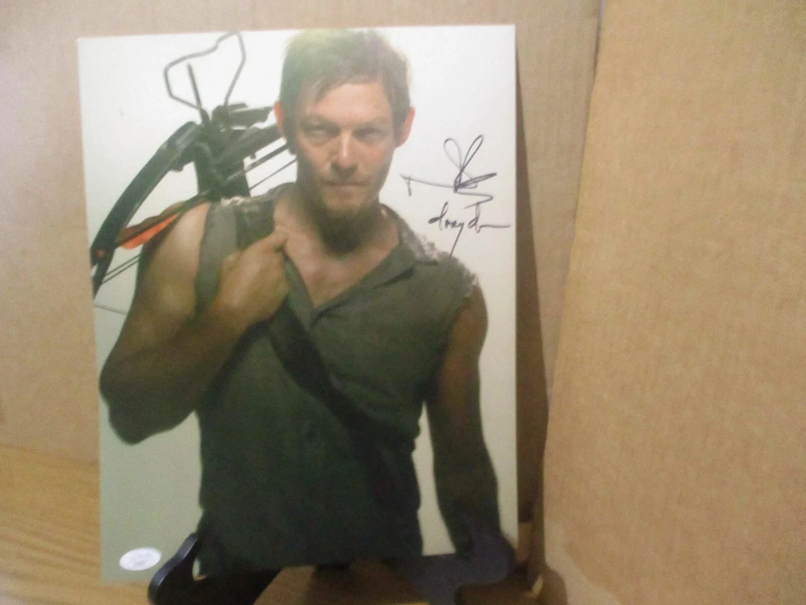 NORMAN REEDUS — NORMAN REEDUS THE WALKING DEAD AUTOGRAPHED/SIGNED 11X14 PHOTO JSA CERTIFIED, изображение 2