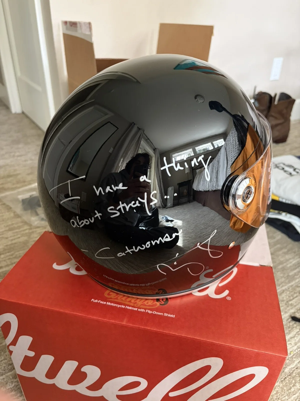 Zoe Kravitz — Zoe Kravitz Autographed Catwoman Selina Kyle Authentic Movie Helmet with Insc, изображение 3