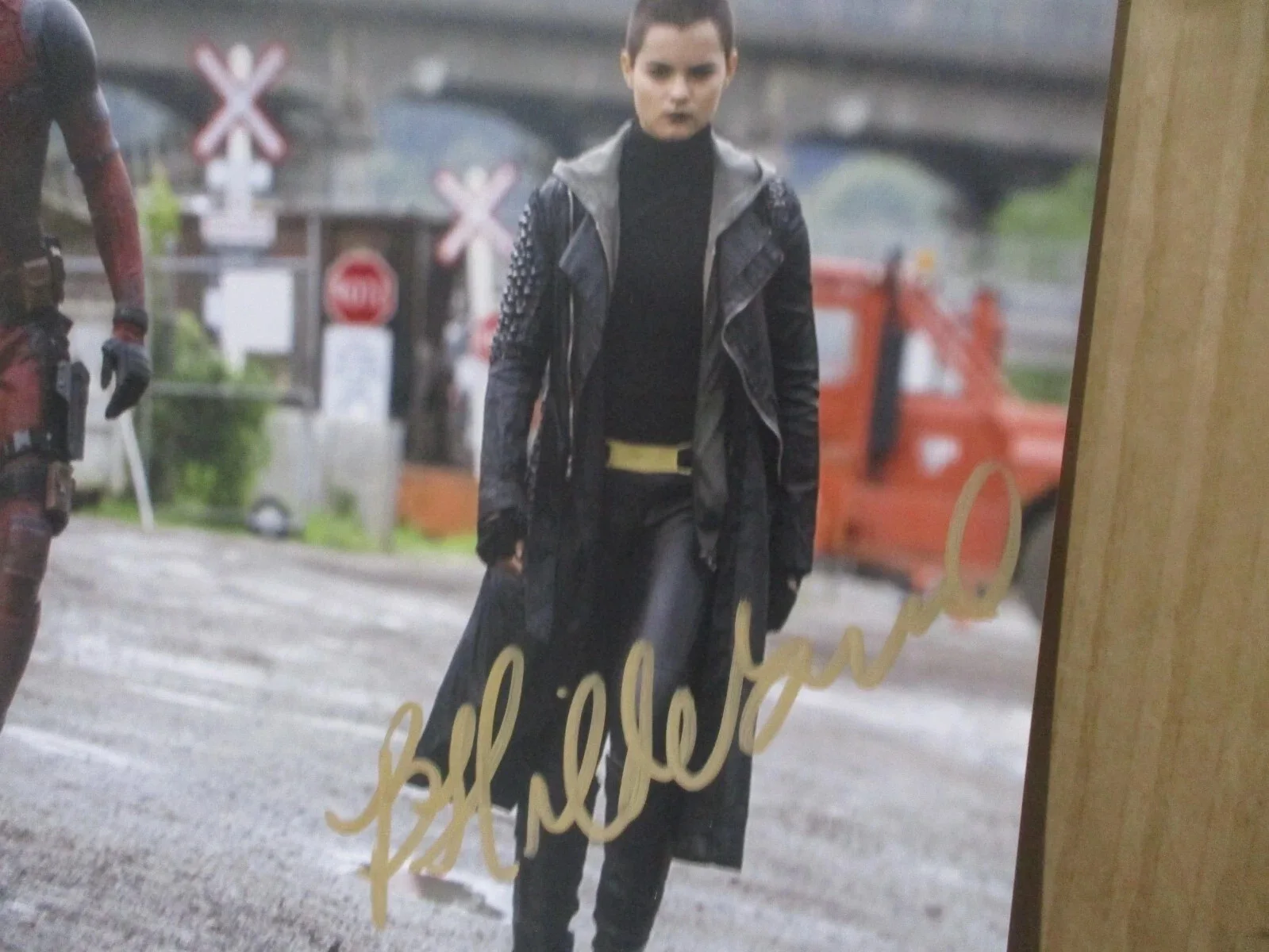 BRIANNA HILDEBRAND — BRIANNA HILDEBRAND AUTHENTIC SIGNED/AUTOGRAPHED 11X14 PHOTO-DEADPOOL MARVEL, image 2