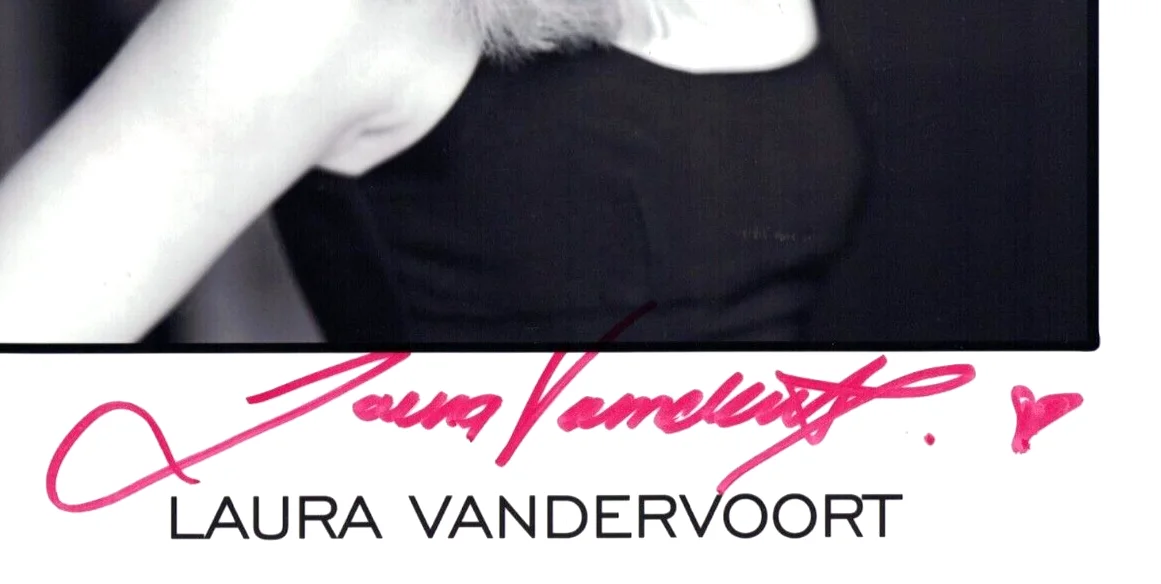 Laura Vandervoort — LAURA VANDERVOORT Autographed 8X10 and ANS Rev. FREE SHIP Smallville Supergirl V, изображение 2