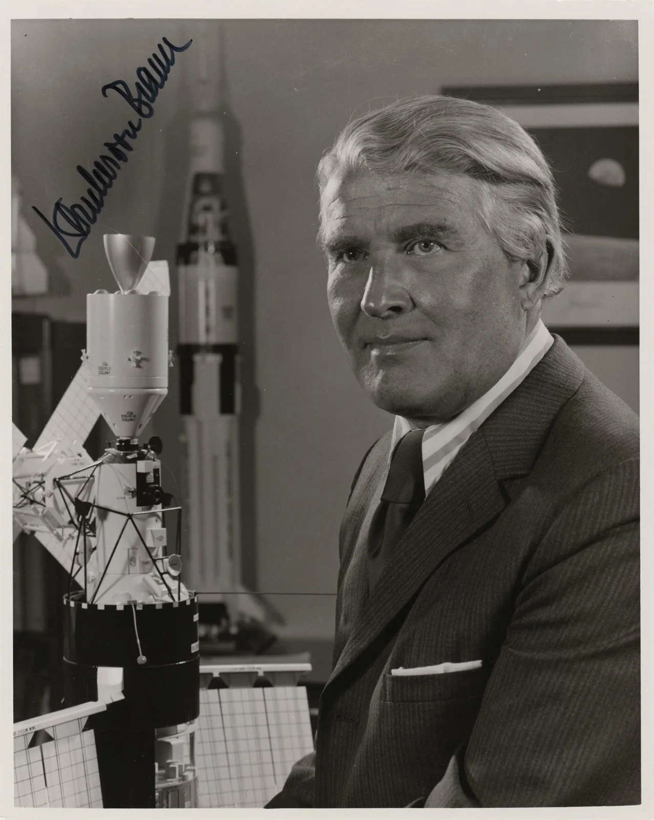 WERHNER VON BRAUN — WERHNER VON BRAUN SIGNED PHOTO AUTOGRAPH GERMAN NASA SIGNATURE 8.5X11 REPRINT