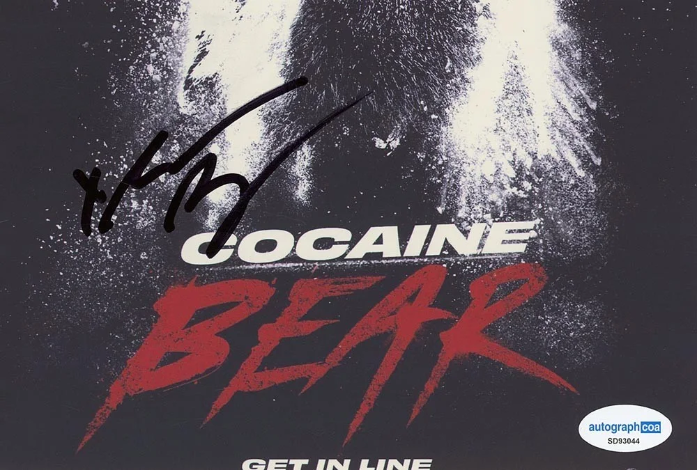 Elizabeth Banks — Elizabeth Banks signed "COCAINE BEAR" 8x10 Photo a EXACT PROOF Director ACOA COA, изображение 5