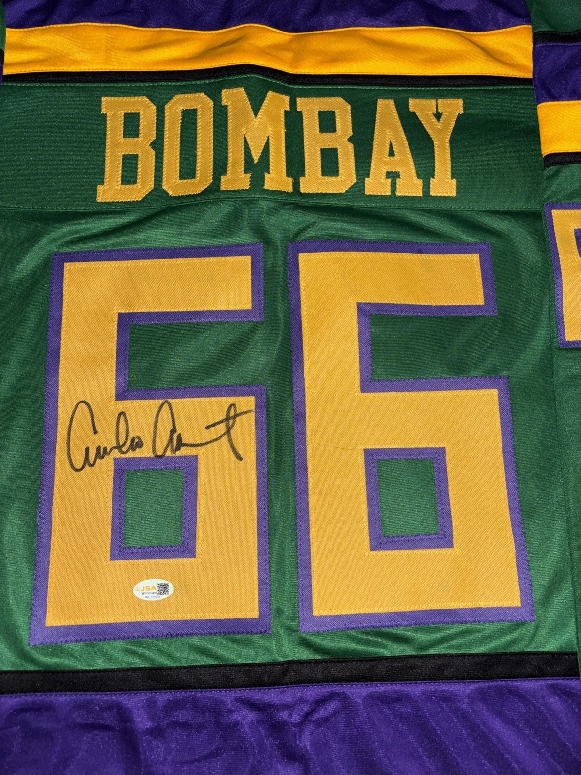 Emilio Estevez — Emilio Estevez Mighty Ducks Signed Green Bombay Hockey Jersey JSA Witnessed, изображение 2