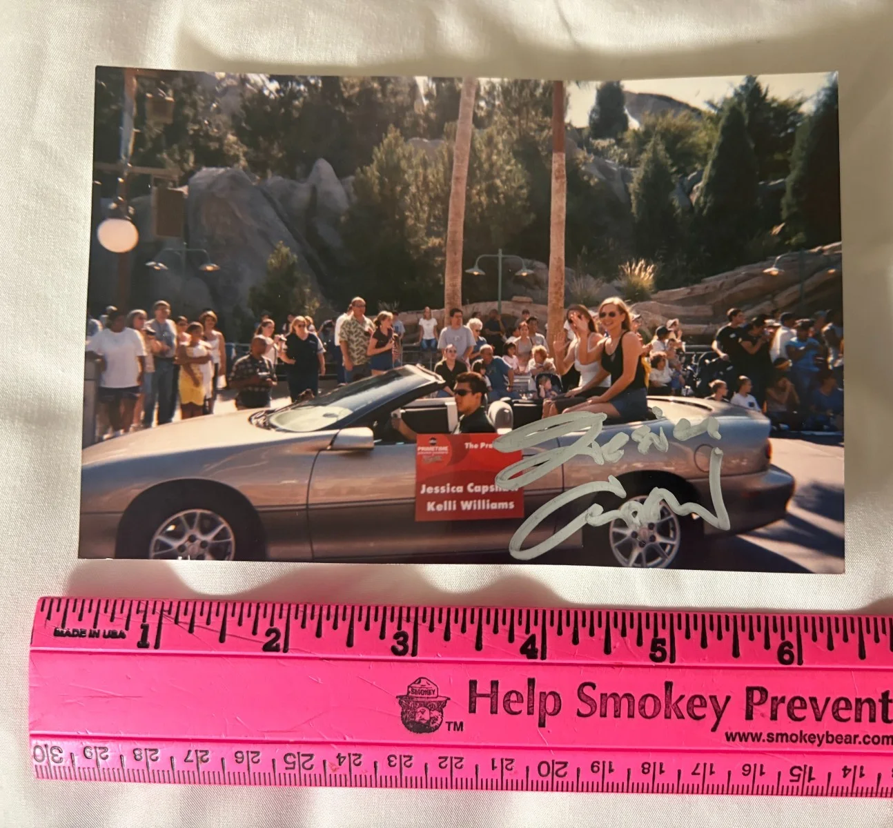 Jessica Capshaw — * Jessica Capshaw "Grey's Anatomy" AUTOGRAPH Signed Candid in Parade Color Photo