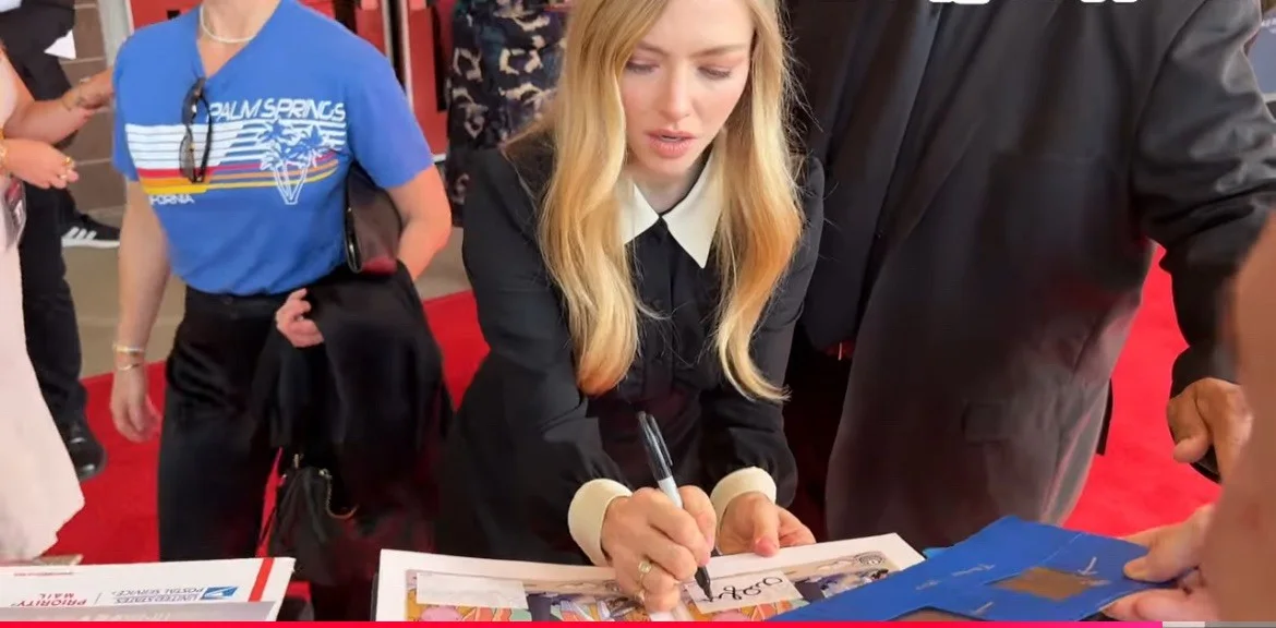 Amanda Seyfried signed 11x17 photo authentic with proof pic, image 3