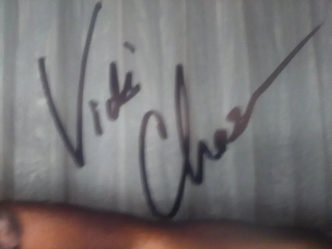 Vicki Chase hand signed 8x10 color photo of Adult Latina Model, изображение 2